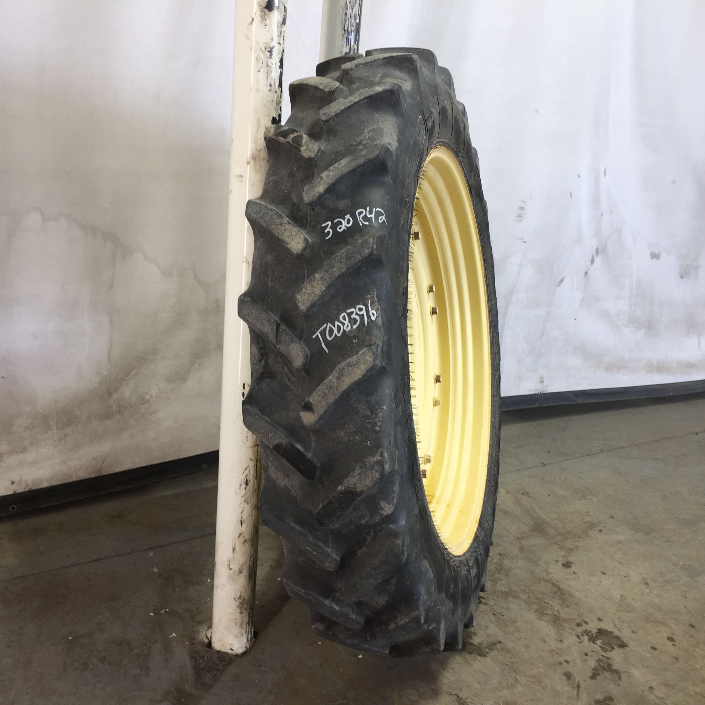 320/90R42 Goodyear Farm DT800 Optitrac R-1W Stub Disc Tire-Wheel Assembly T008396