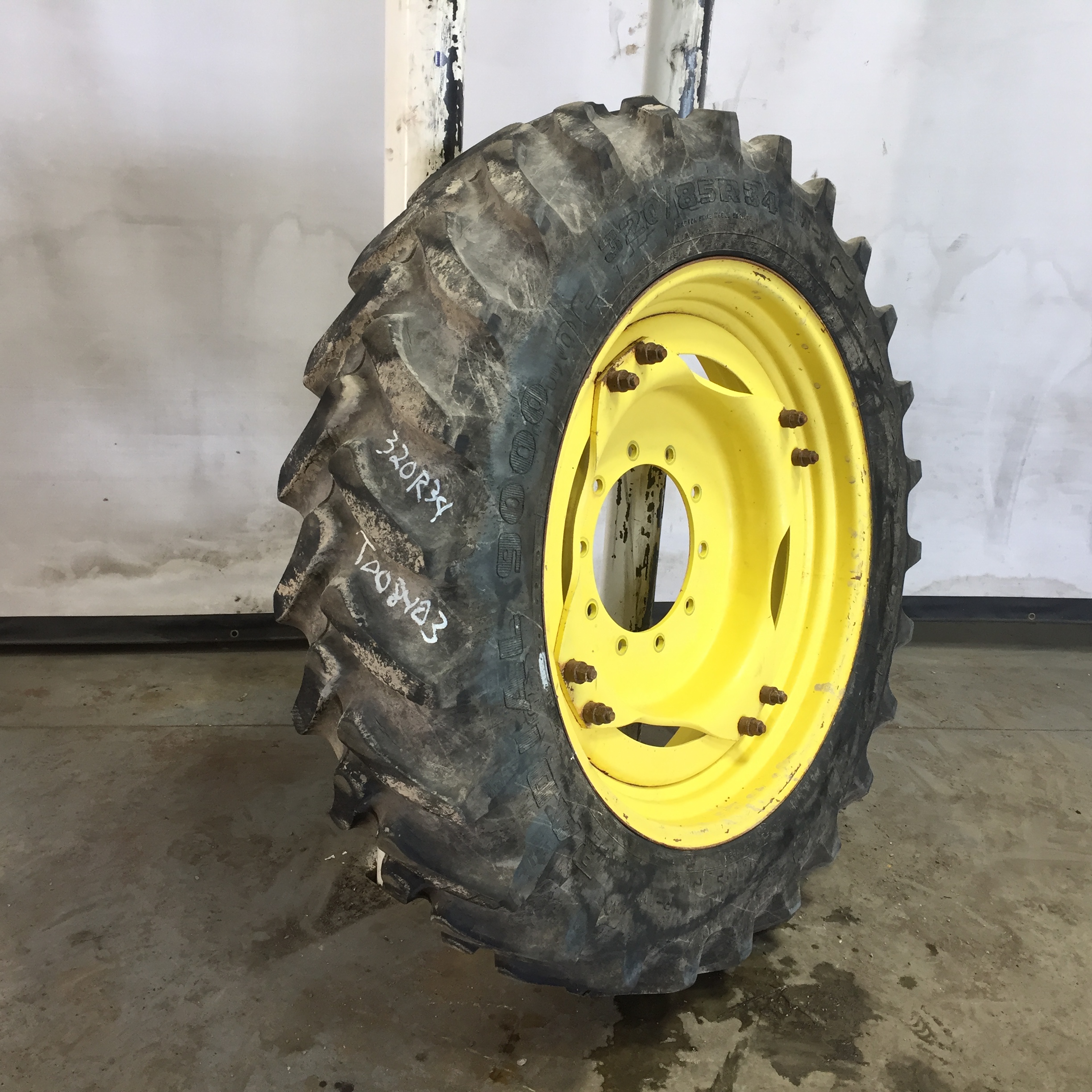 320/85R34 Firestone Radial 9000 R-1W Tire RT008403