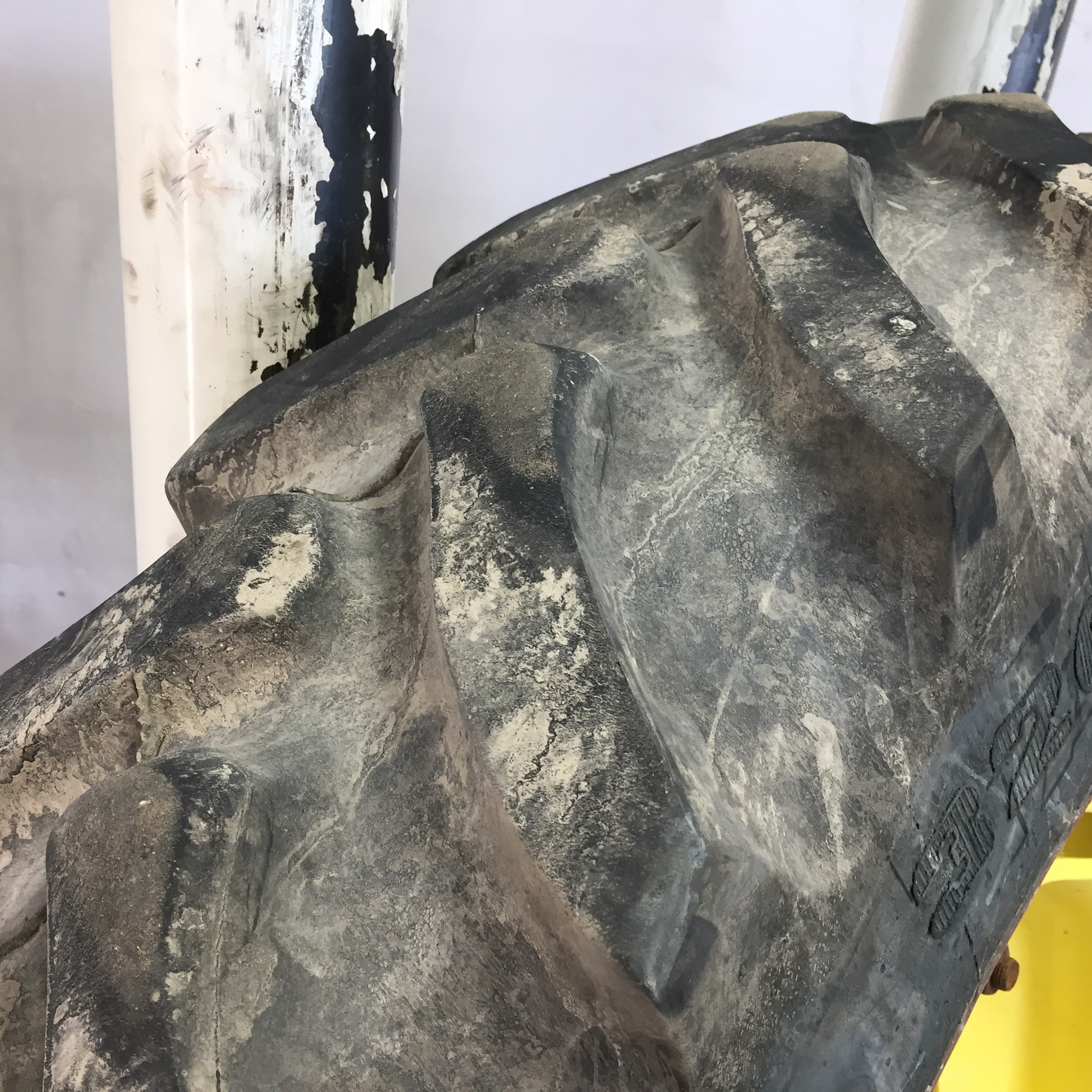 320/85R34 Firestone Radial 9000 R-1W Tire RT008403