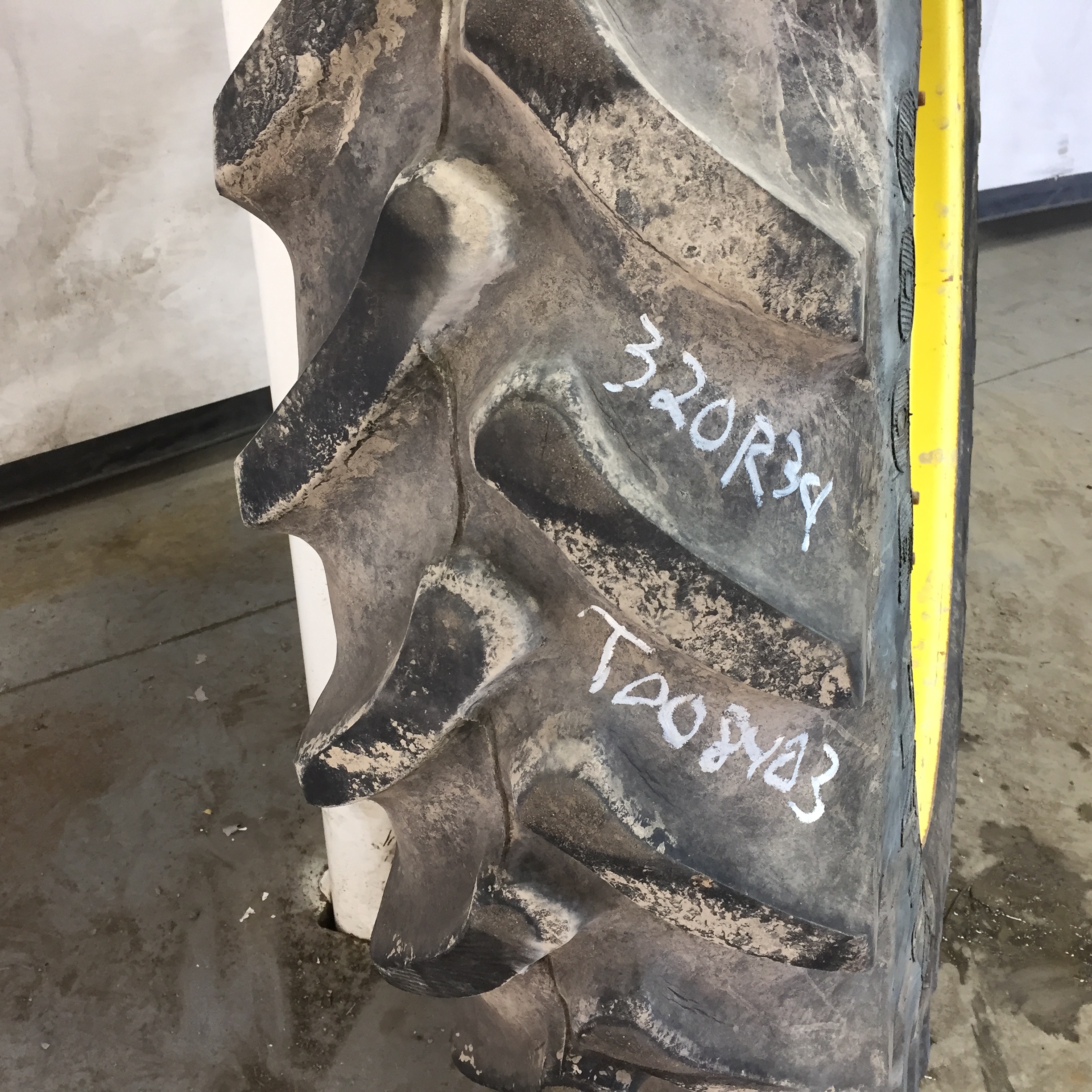 320/85R34 Firestone Radial 9000 R-1W Tire RT008403