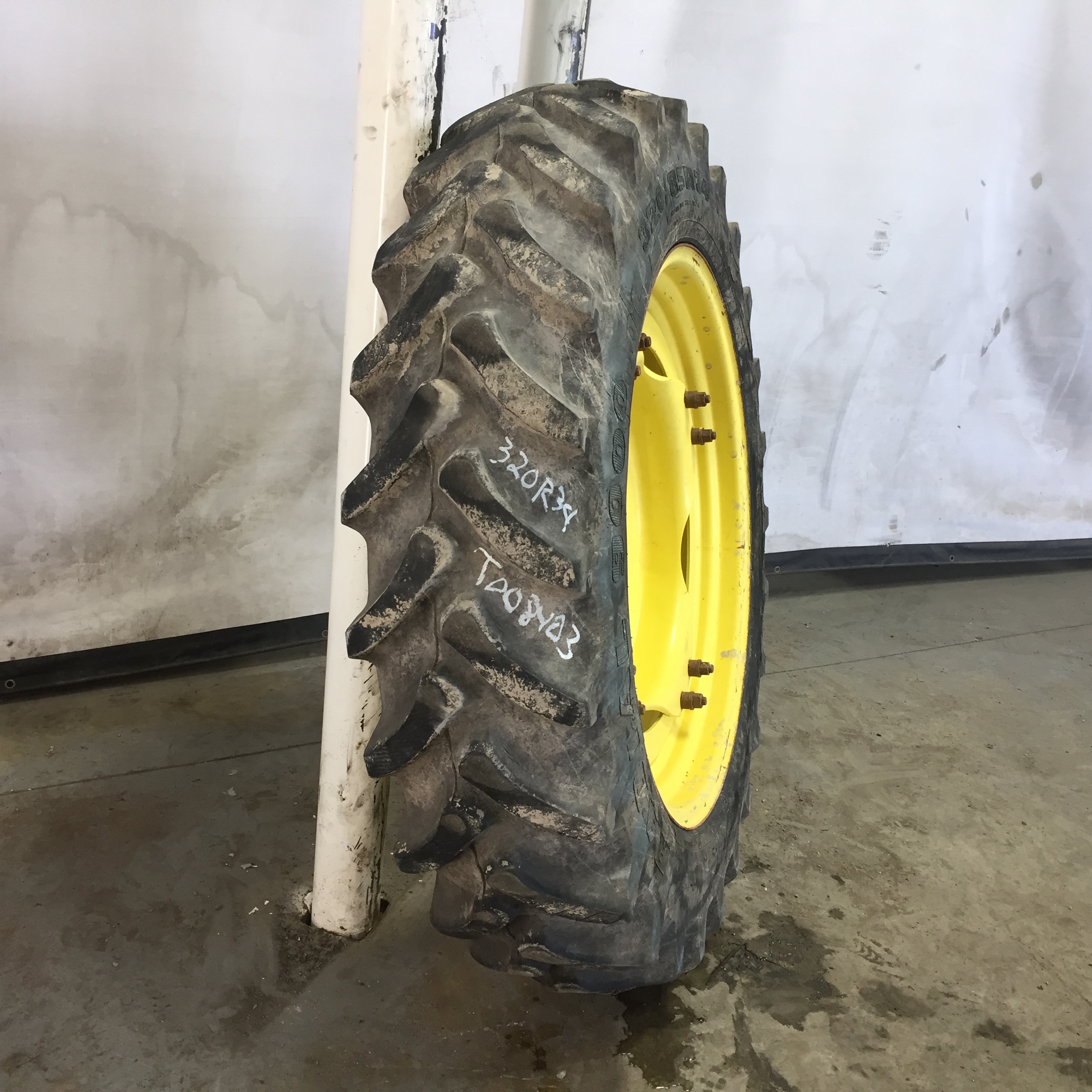 320/85R34 Firestone Radial 9000 R-1W Stub Disc (groups of 2 bolts) Tire-Wheel Assembly T008403