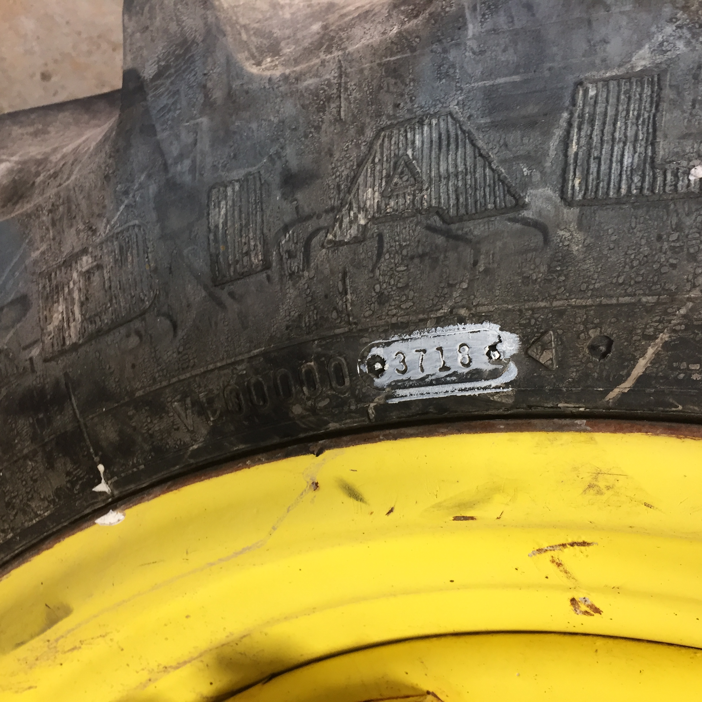 320/85R34 Firestone Radial 9000 R-1W Stub Disc (groups of 2 bolts) Tire-Wheel Assembly T008403