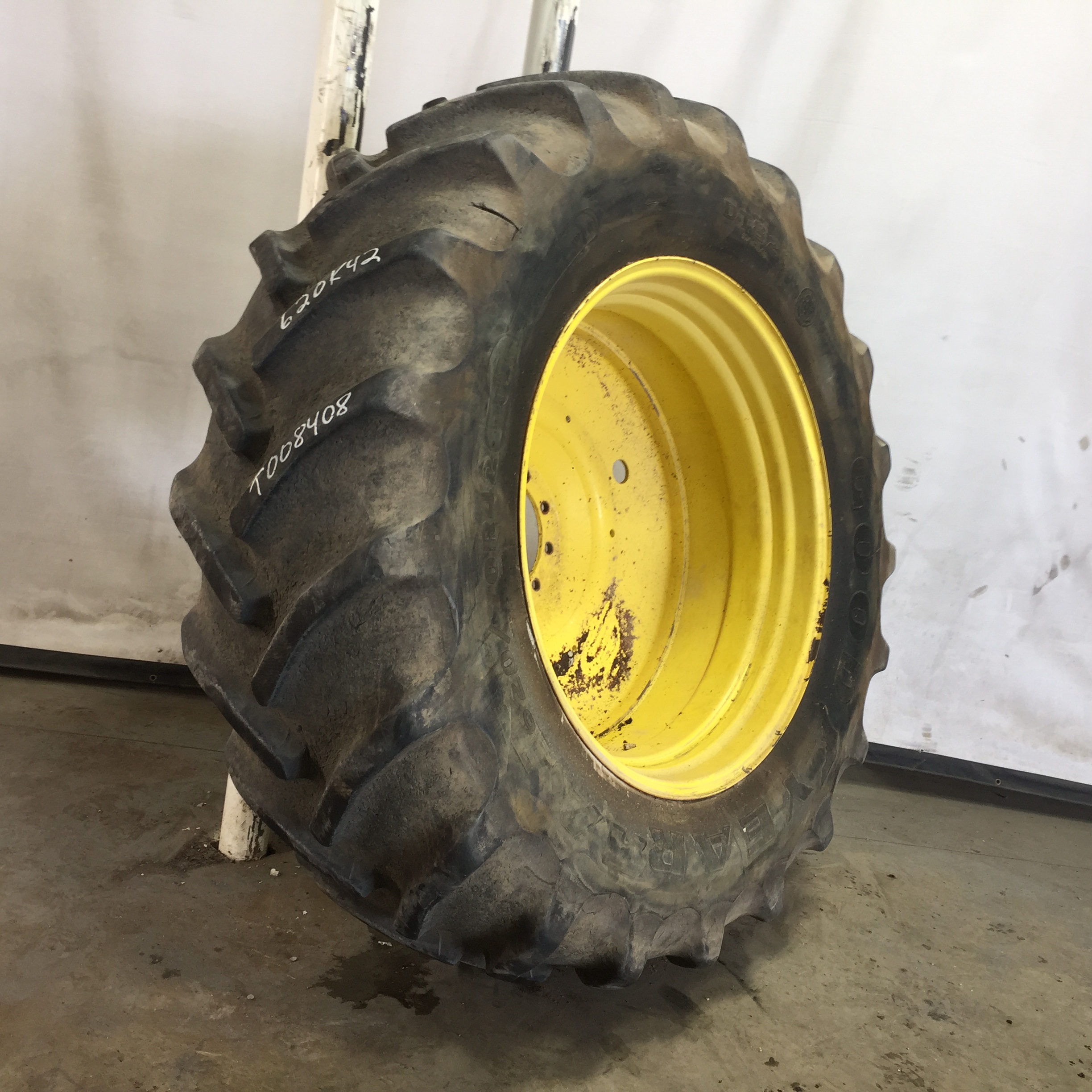 620/70R42 Goodyear Farm DT820 Super Traction R-1W Tire-Wheel Assembly T008408