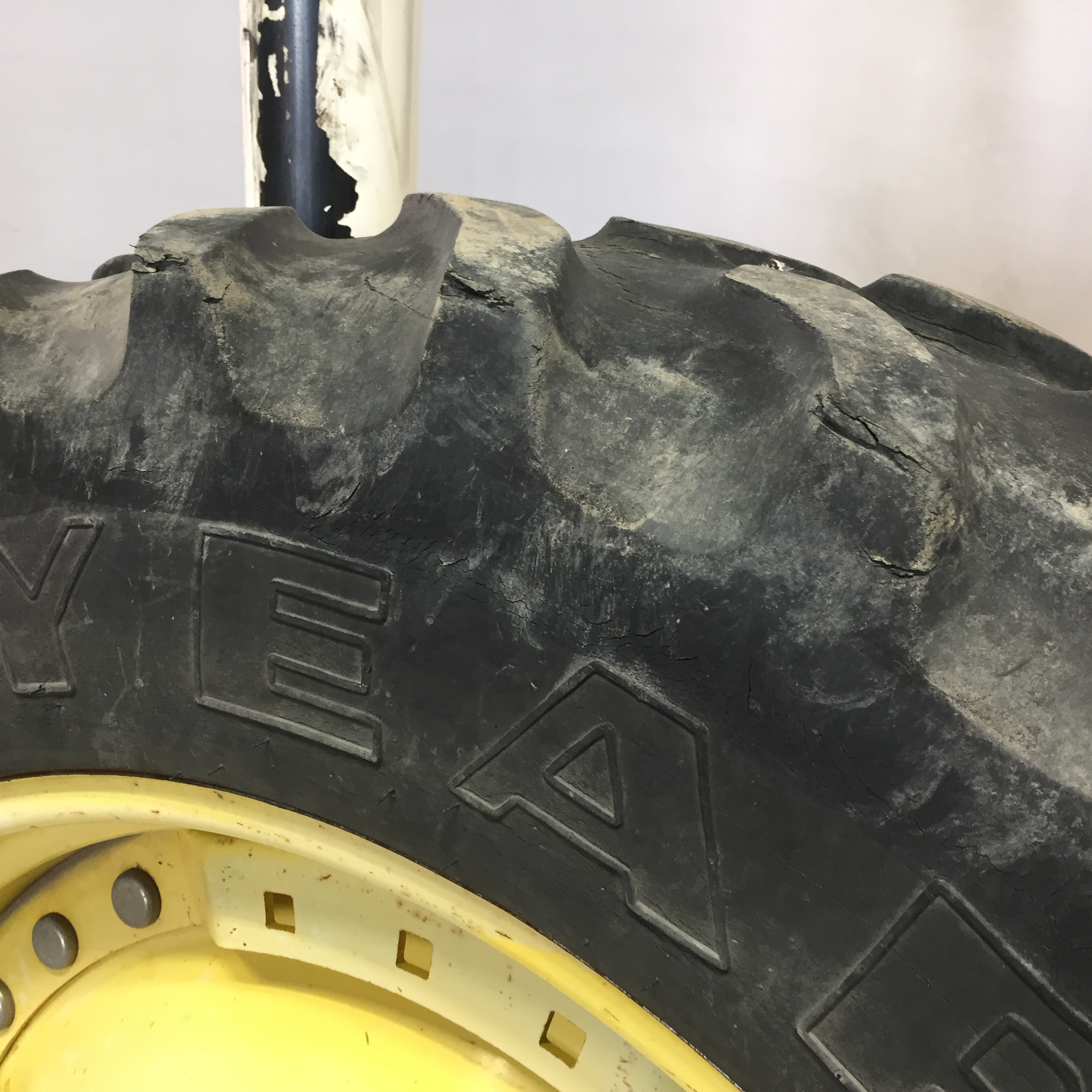 320/85R34 Goodyear Farm Dyna Torque Radial FWA R-1 Tire RT008414
