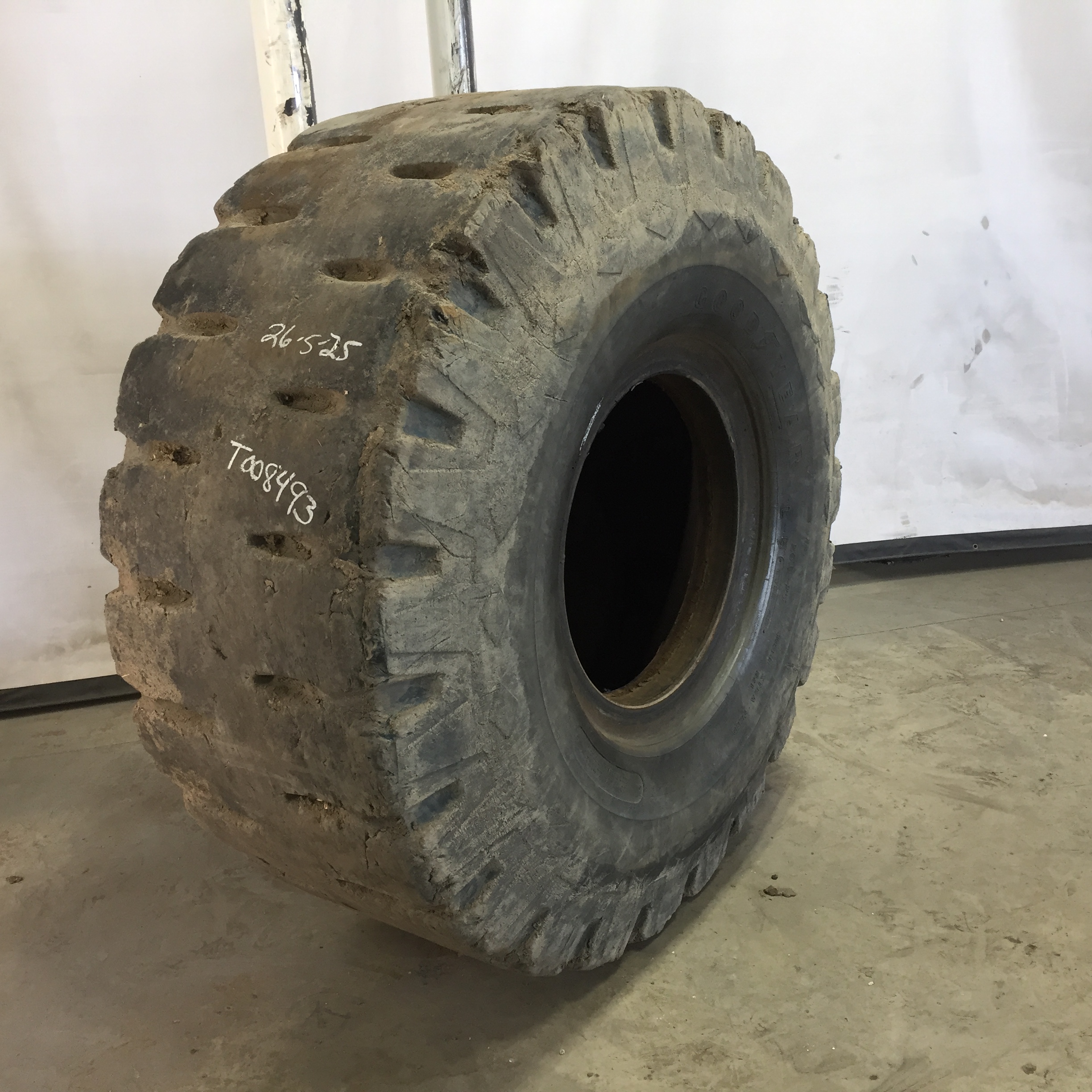 26.5/-25 Goodyear SXT D/L L-5 Tire T008493