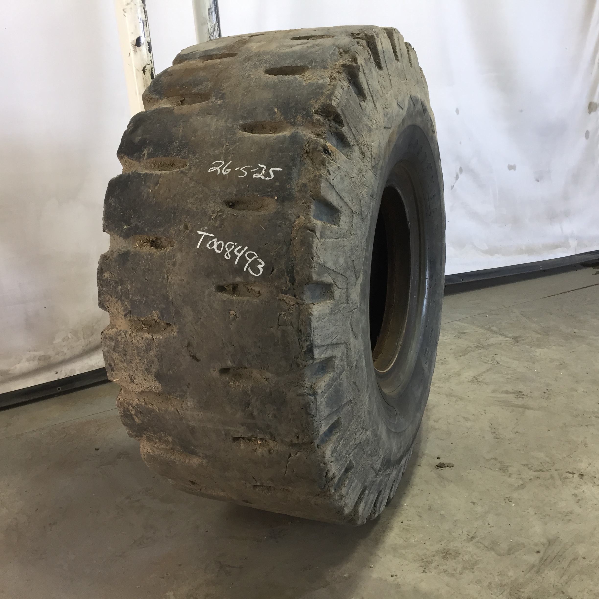 26.5/-25 Goodyear SXT D/L L-5 Tire T008493
