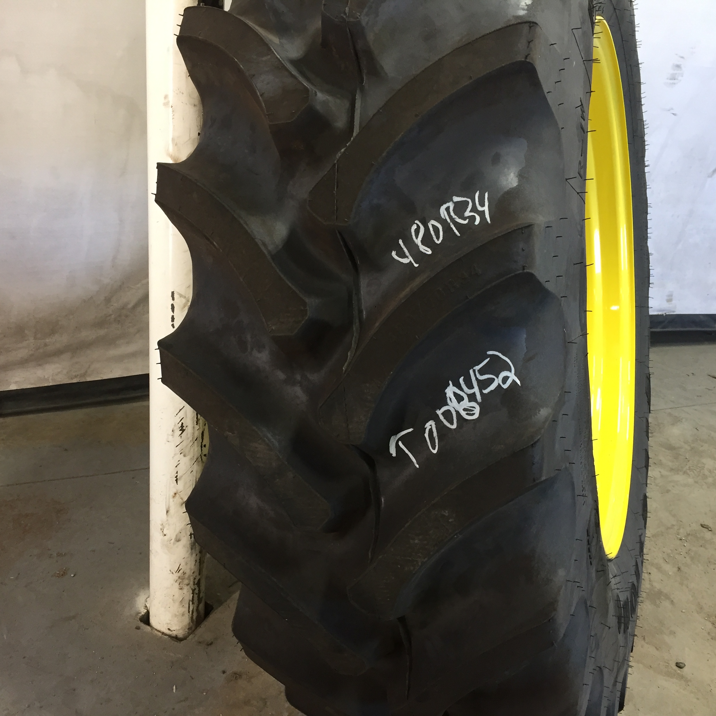 480/70R34 Firestone Radial 9000 R-1W Stub Disc Tire-Wheel Assembly T008452