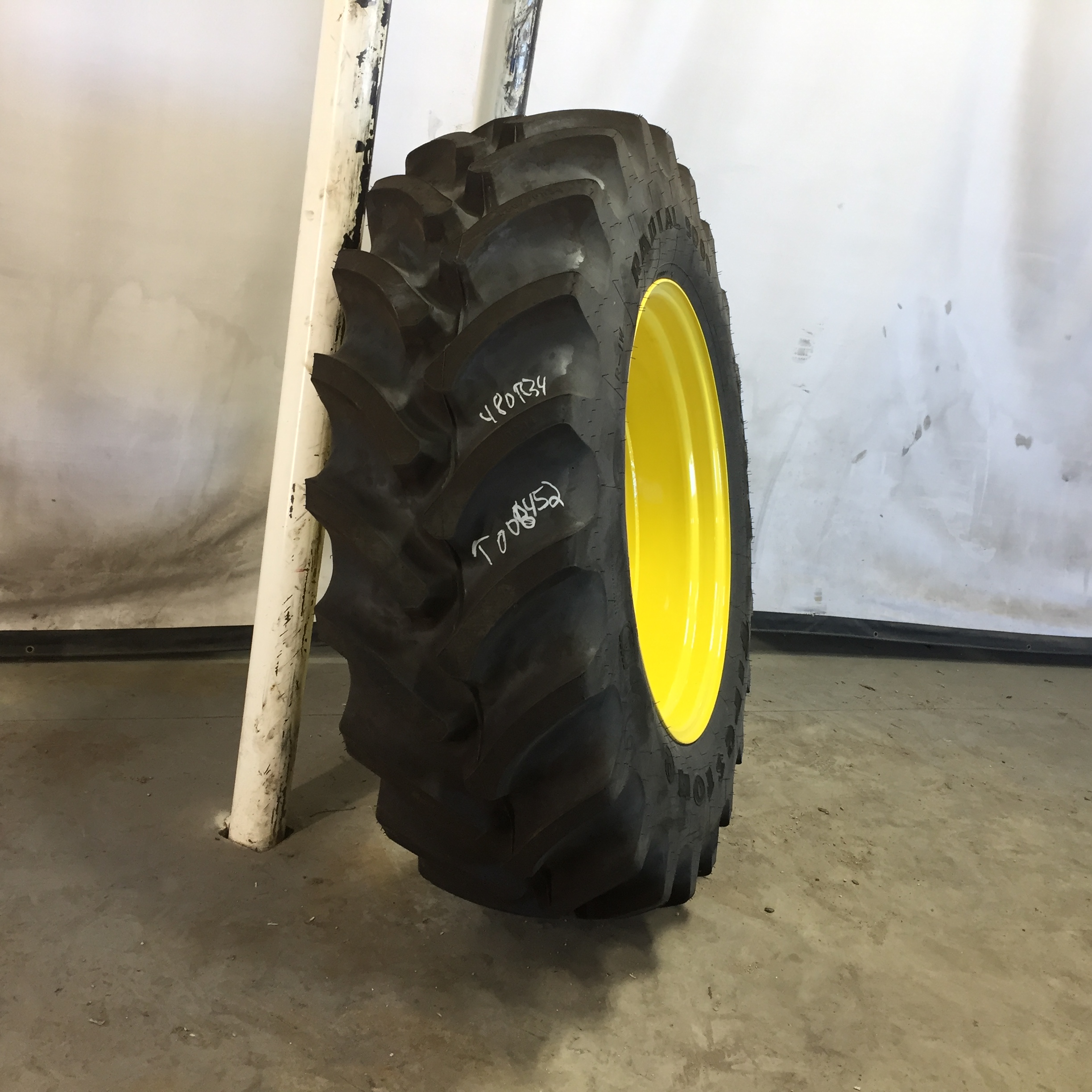 480/70R34 Firestone Radial 9000 R-1W Stub Disc Tire-Wheel Assembly T008452