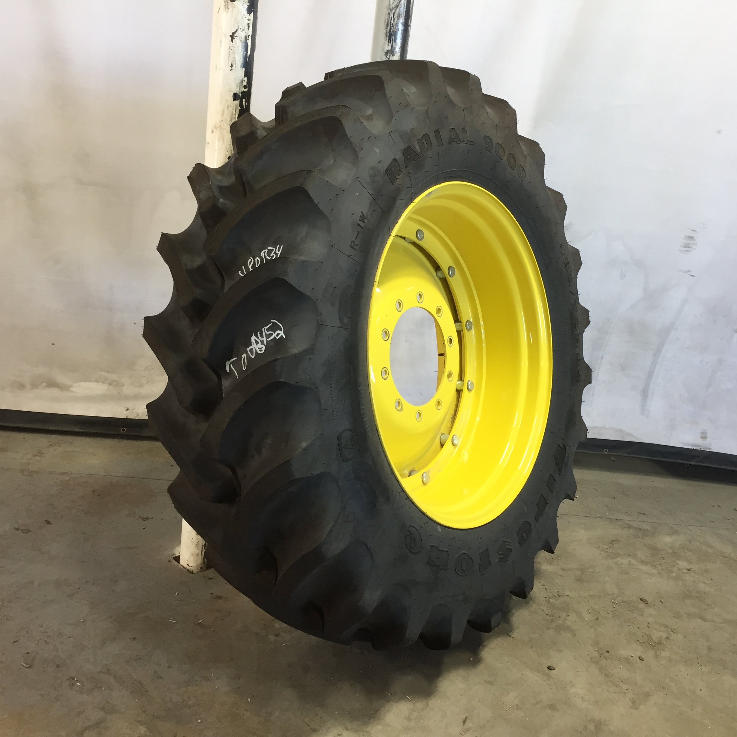 480/70R34 Firestone Radial 9000 R-1W Stub Disc Tire-Wheel Assembly T008452