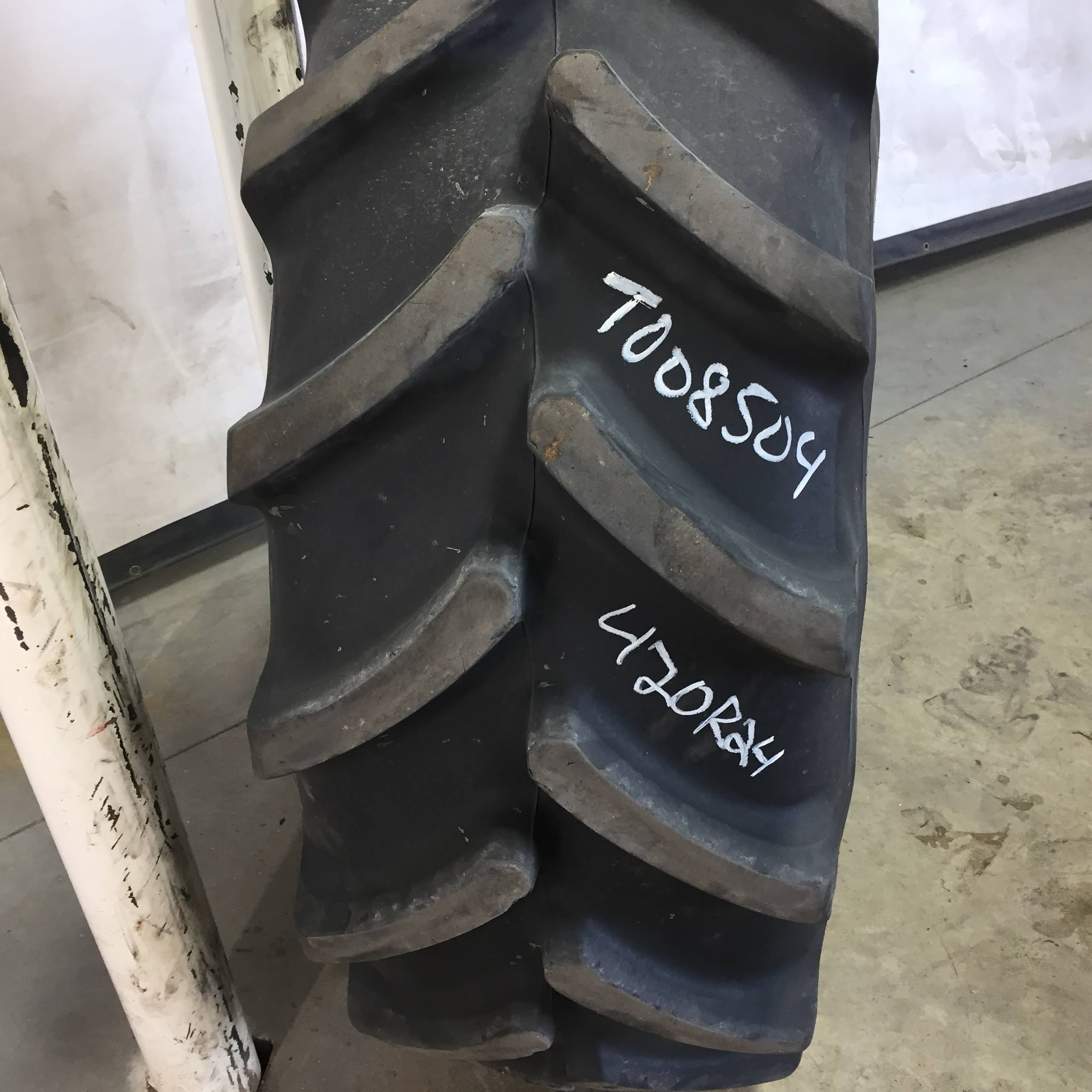 420/85R24 Firestone Performer 85 R-1W Tire T008504