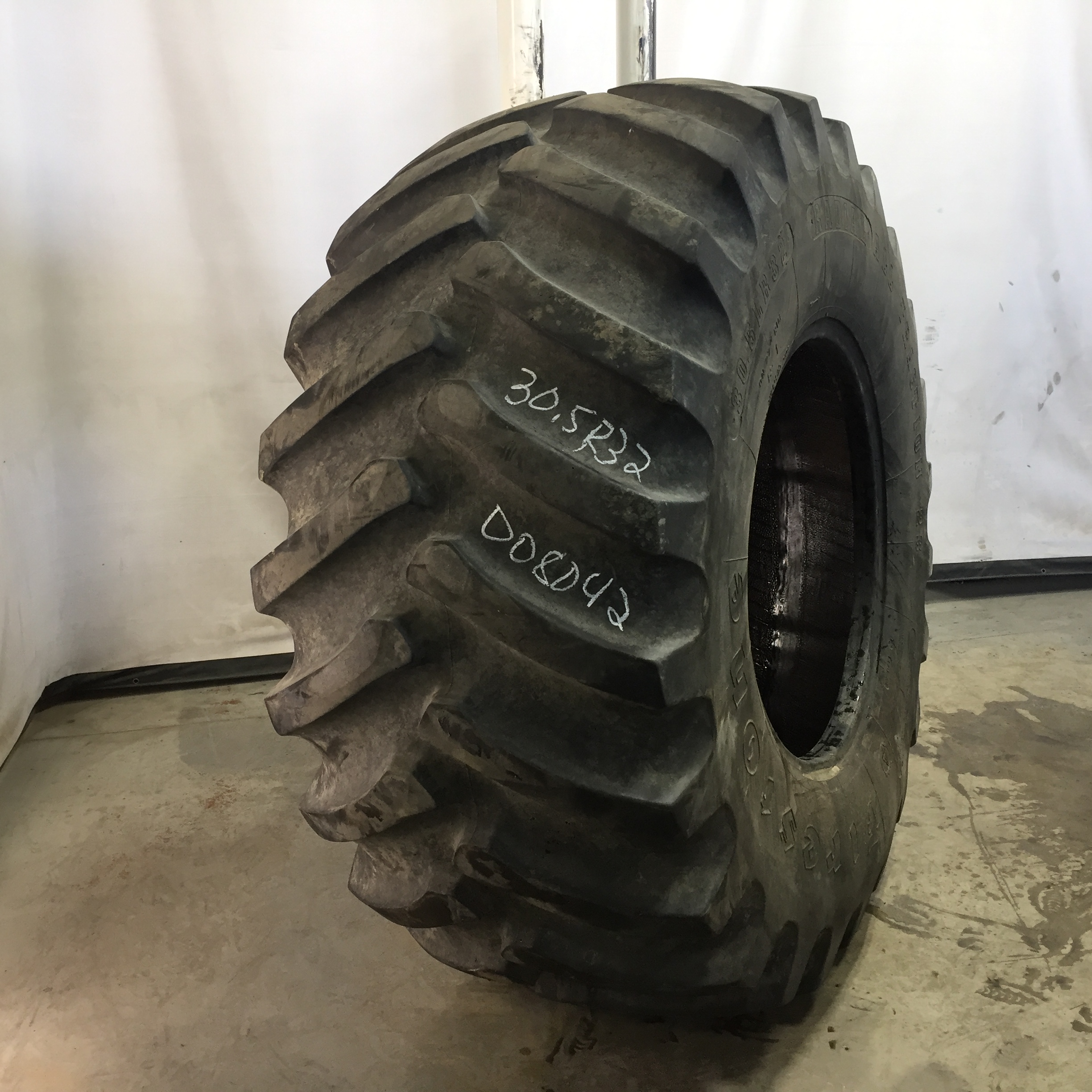 30.5/LR32 Firestone Radial All Traction 23 R-1 Tire 008042