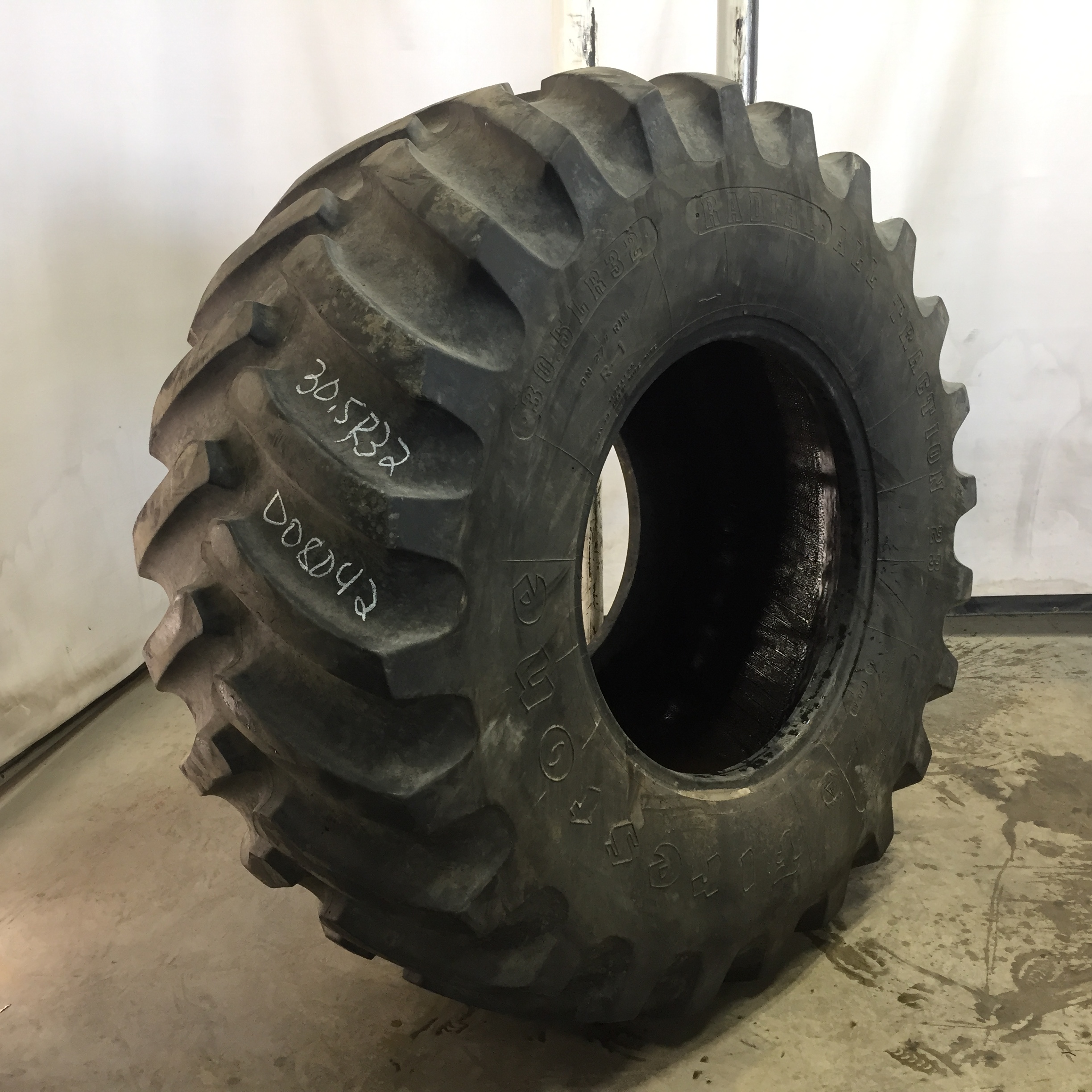 30.5/LR32 Firestone Radial All Traction 23 R-1 Tire 008042