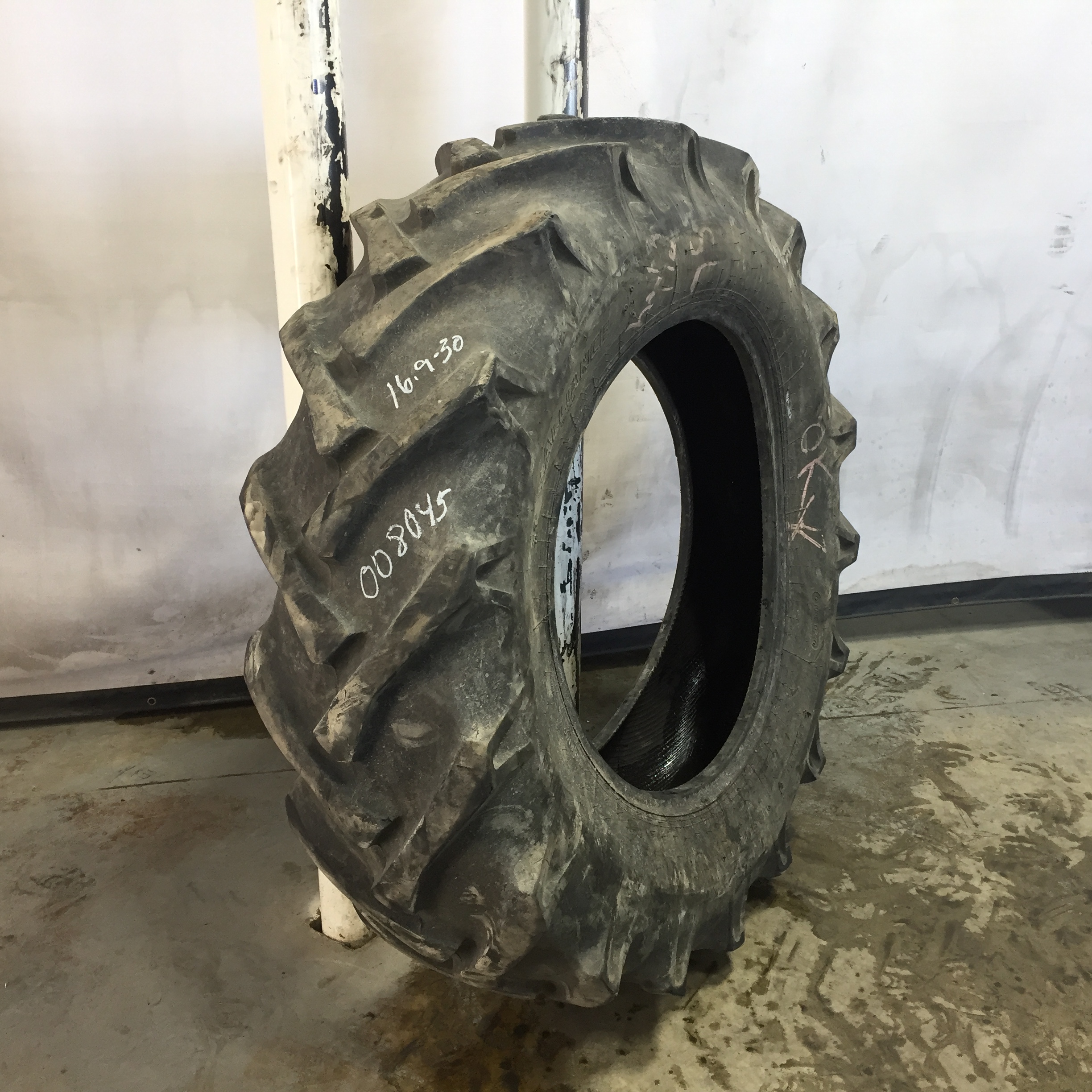 16.9/-30 Alliance 324 Farm Pro R-1 Tire 008045