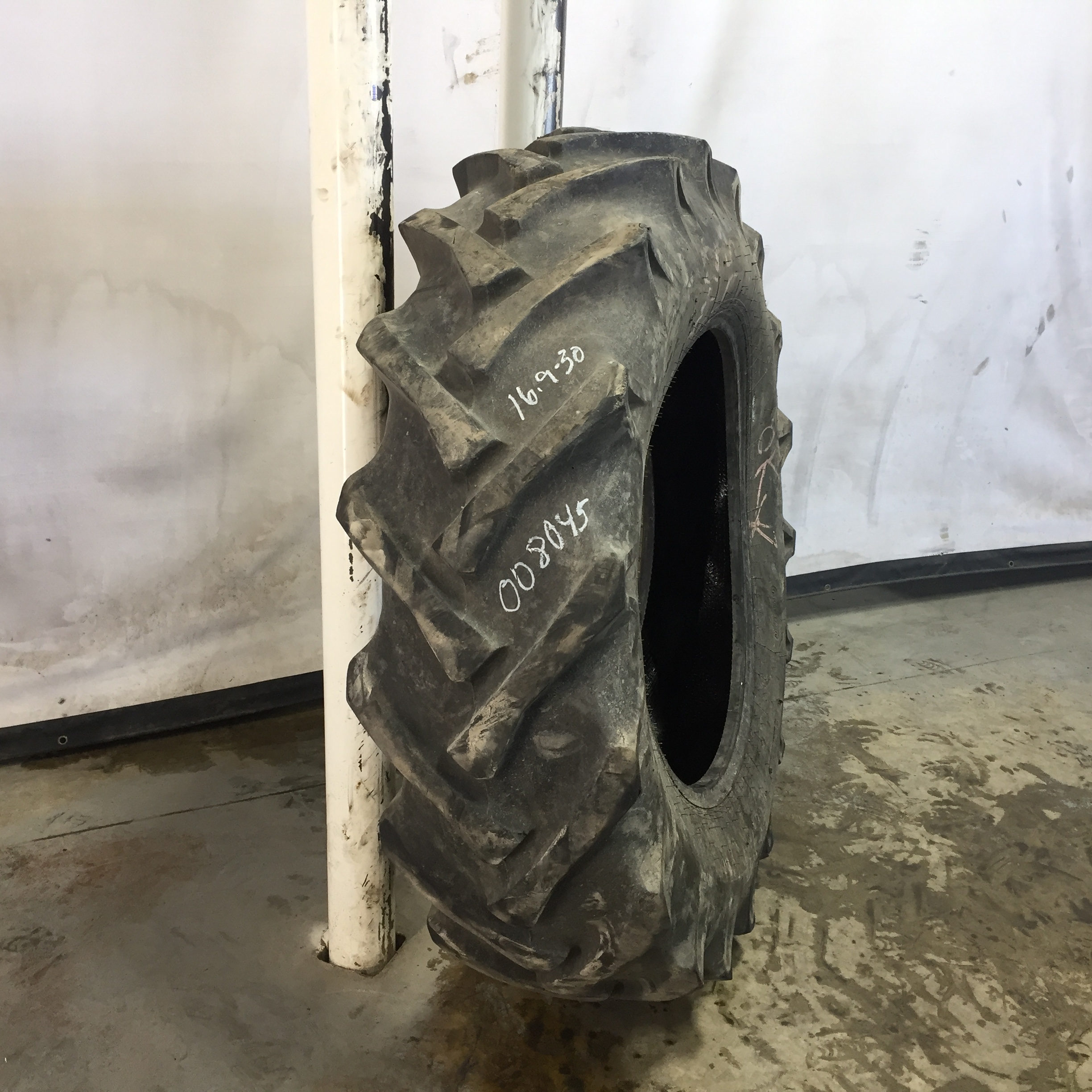 16.9/-30 Alliance 324 Farm Pro R-1 Tire 008045