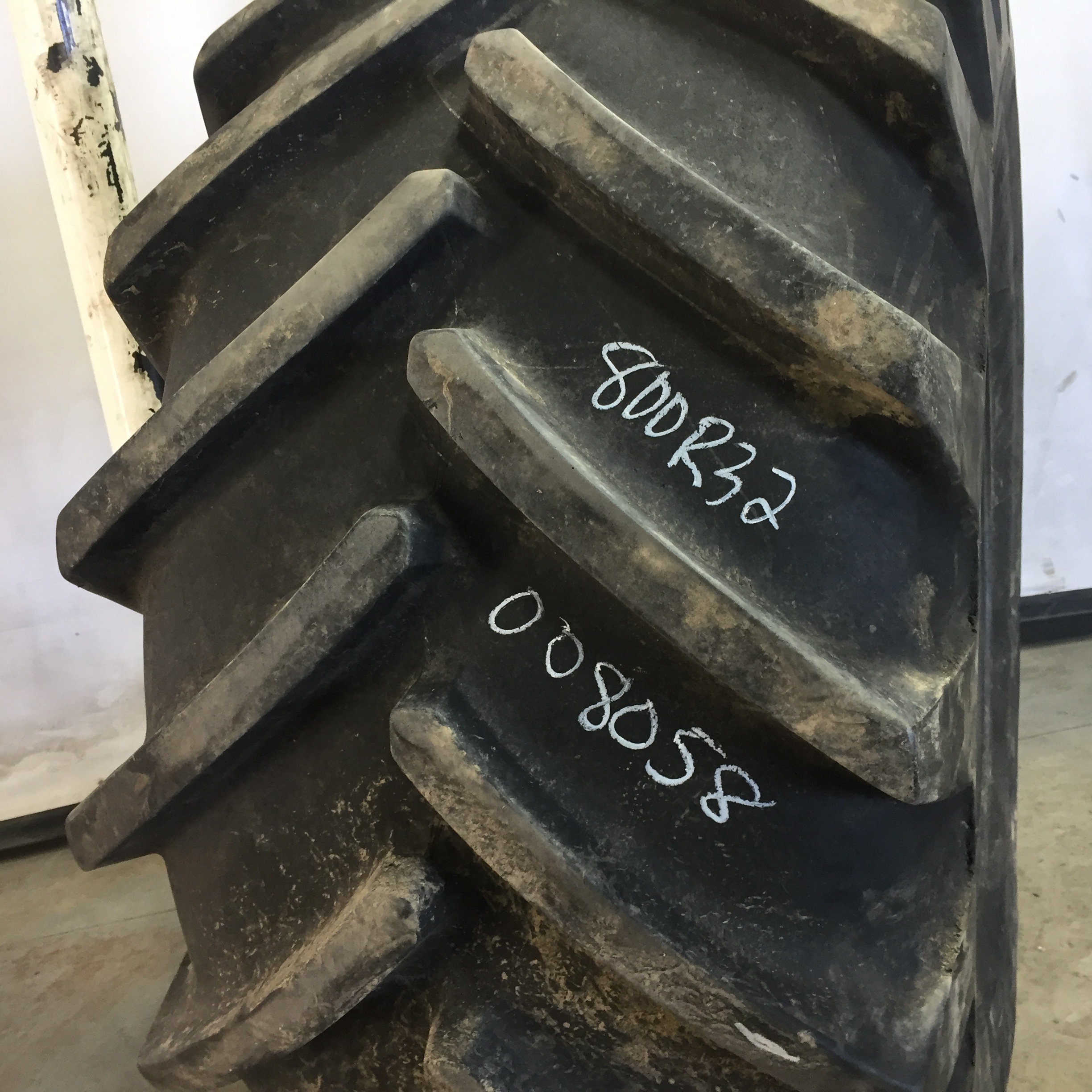 800/65R32 Michelin MegaXBib (M28) R-1W Tire 008058