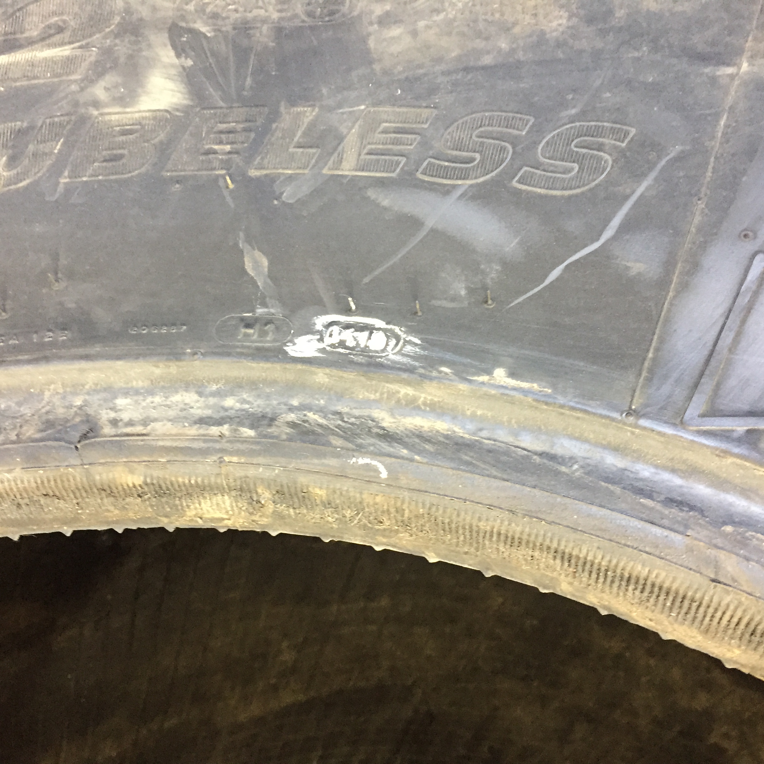 800/65R32 Michelin MegaXBib (M28) R-1W Tire 008058