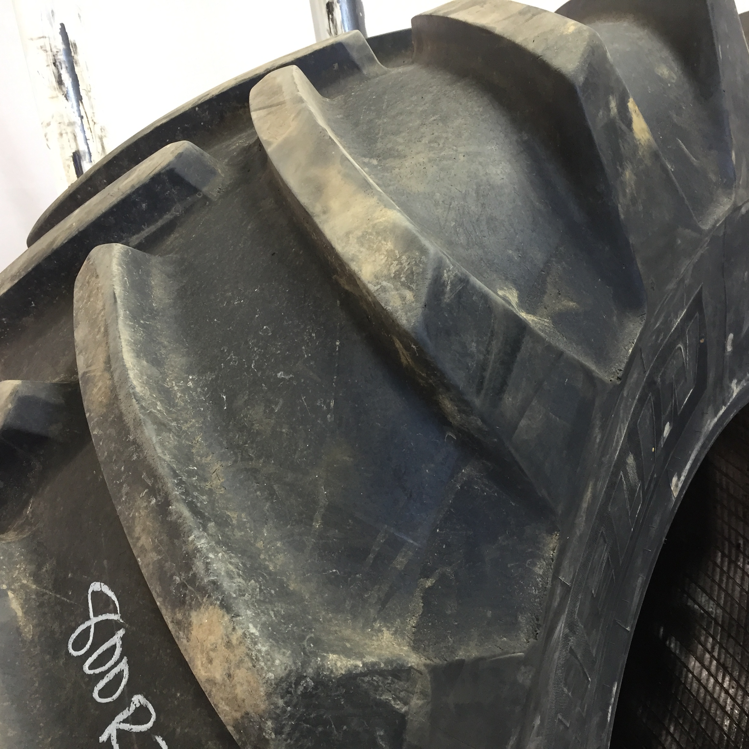 800/65R32 Michelin MegaXBib (M28) R-1W Tire 008058