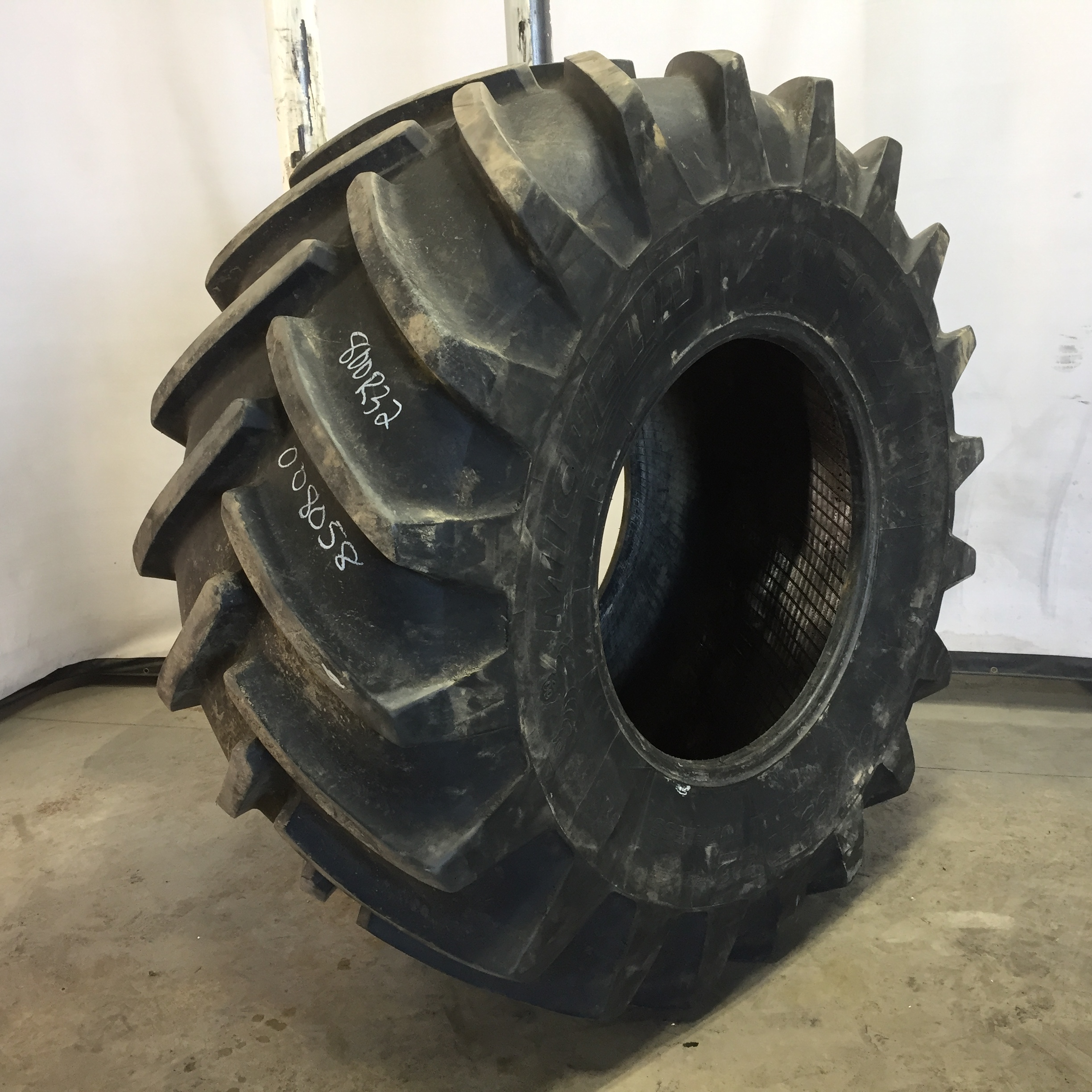 800/65R32 Michelin MegaXBib (M28) R-1W Tire 008058