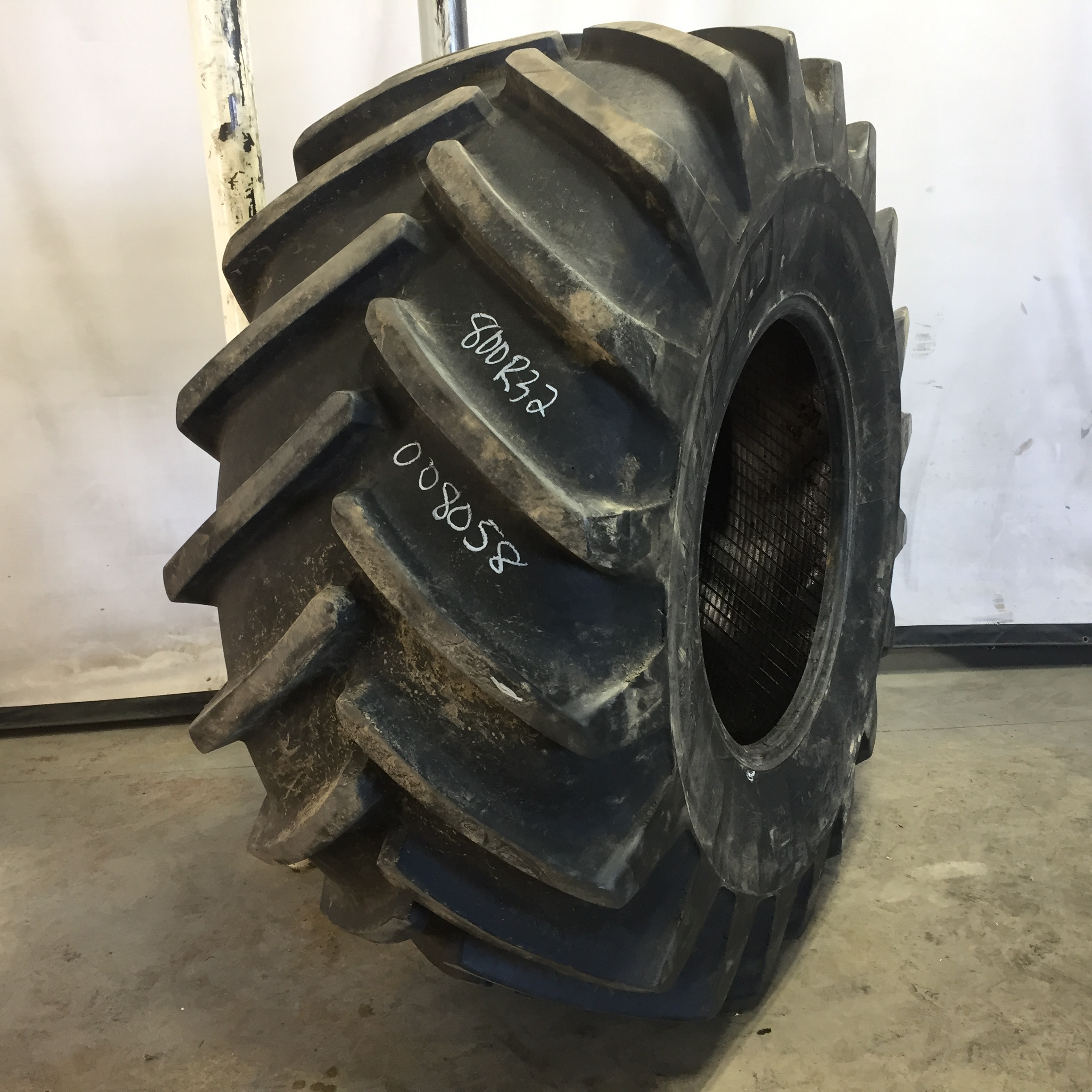 800/65R32 Michelin MegaXBib (M28) R-1W Tire 008058