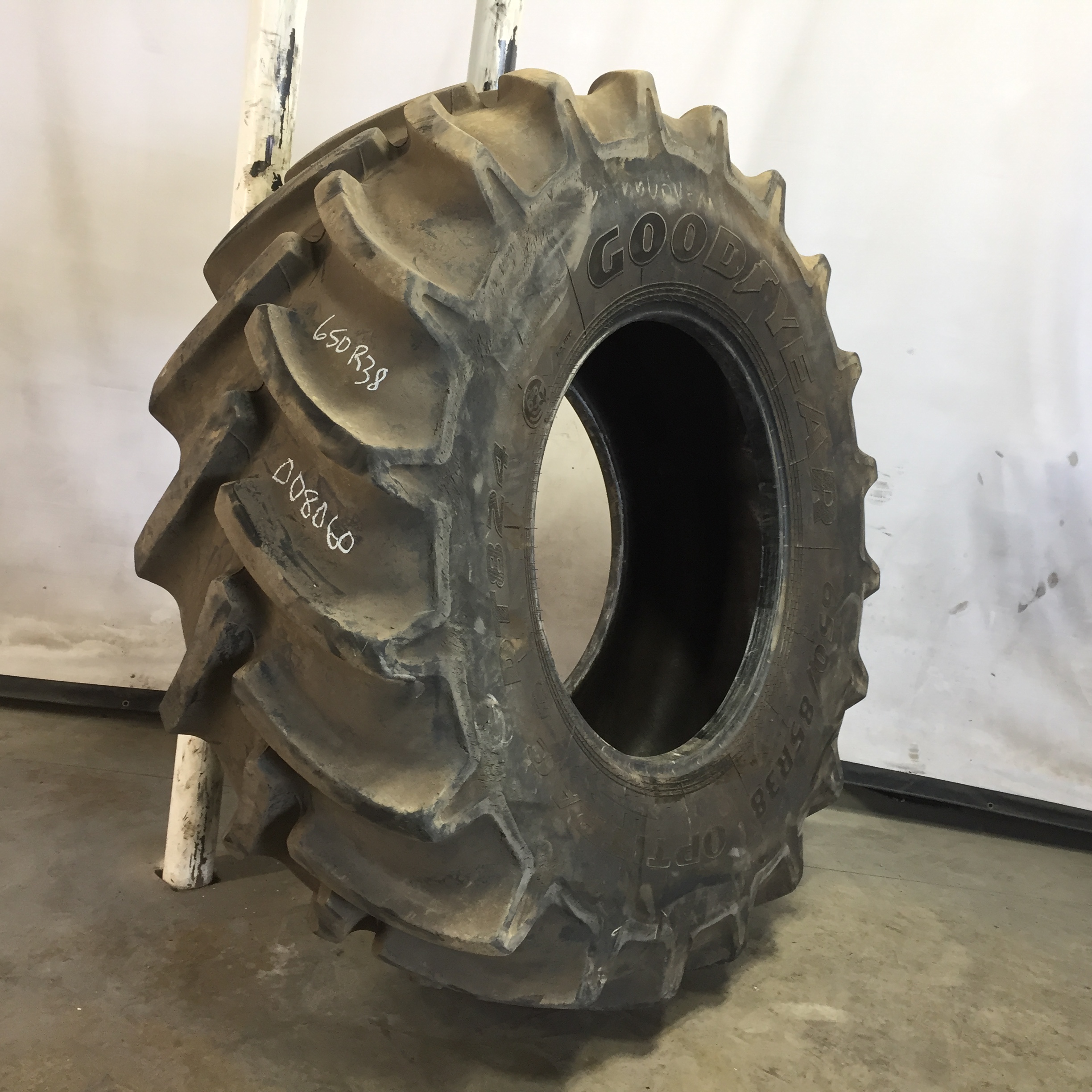 650/85R38 Goodyear Farm DT824 Optitrac R-1W Tire 008060