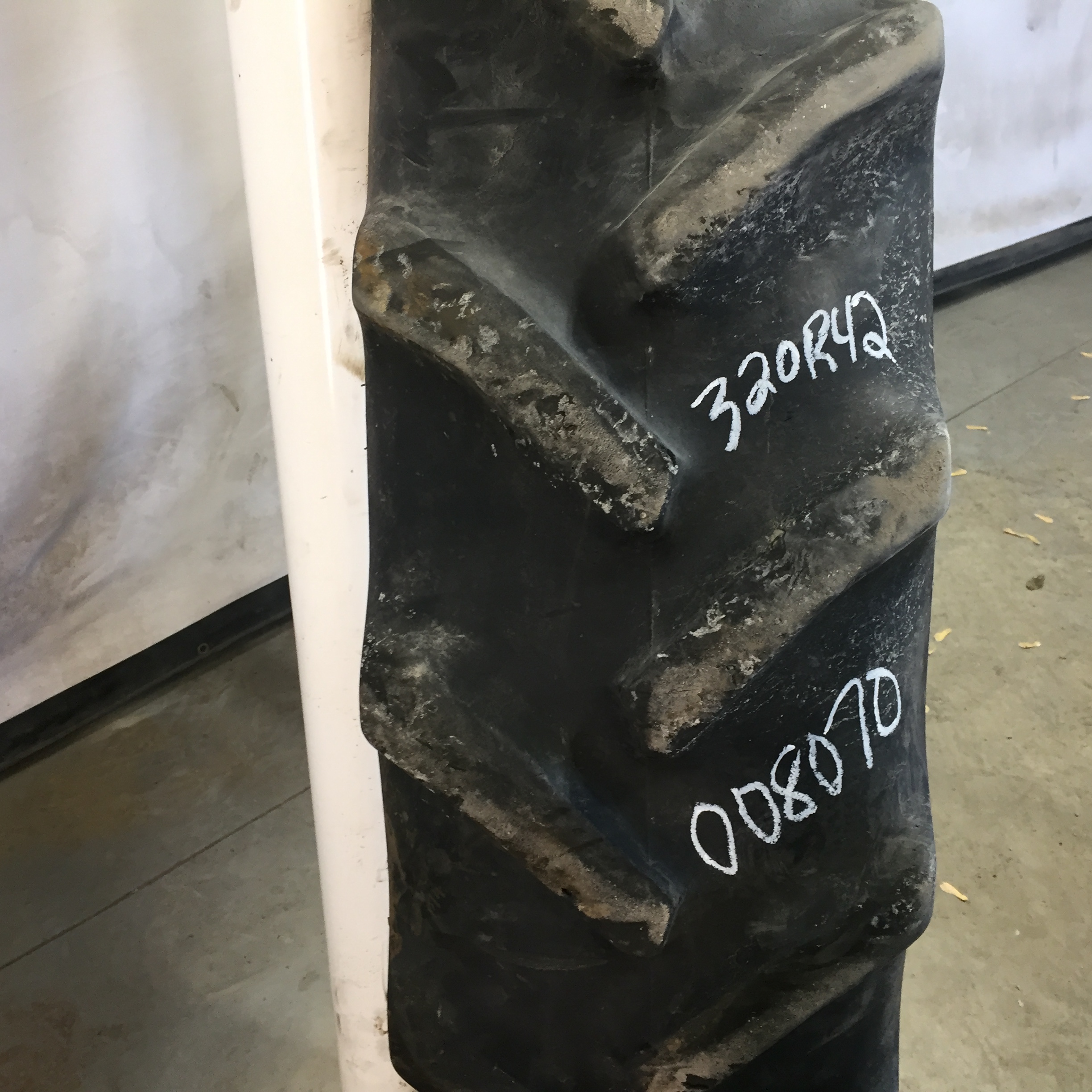 320/80R42 Goodyear Farm DT800 Super Traction R-1W Tire 008070