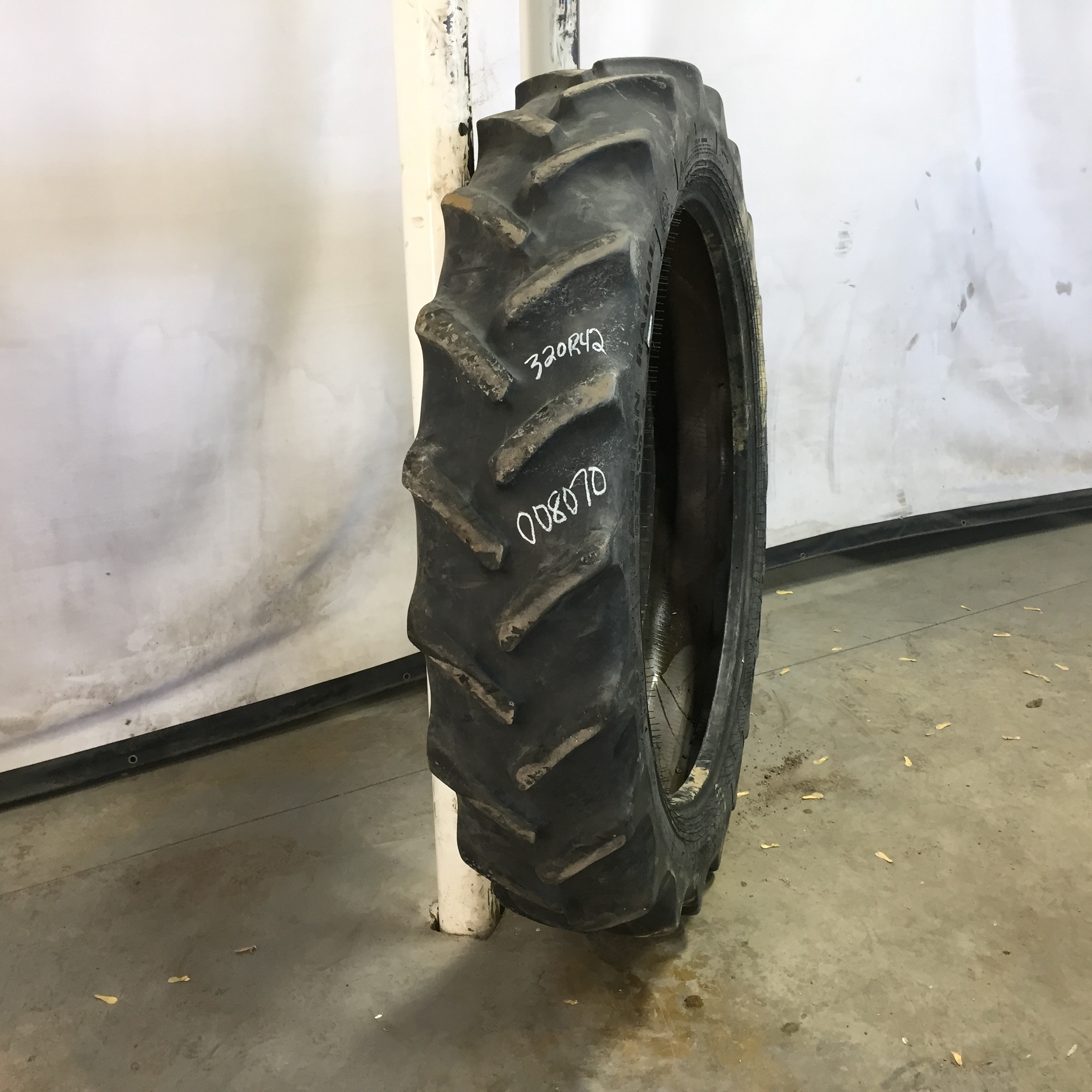 320/80R42 Goodyear Farm DT800 Super Traction R-1W Tire 008070