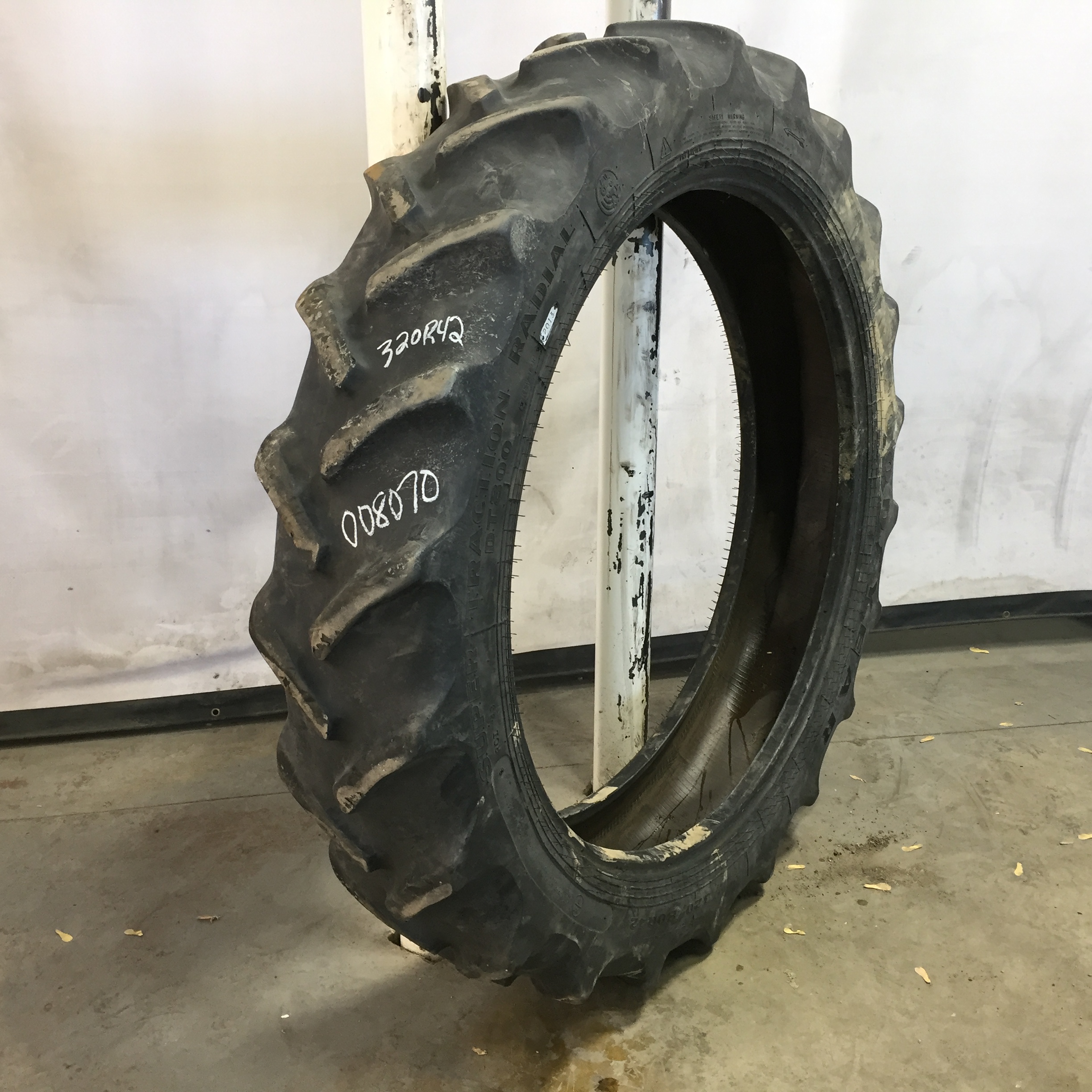 320/80R42 Goodyear Farm DT800 Super Traction R-1W Tire 008070