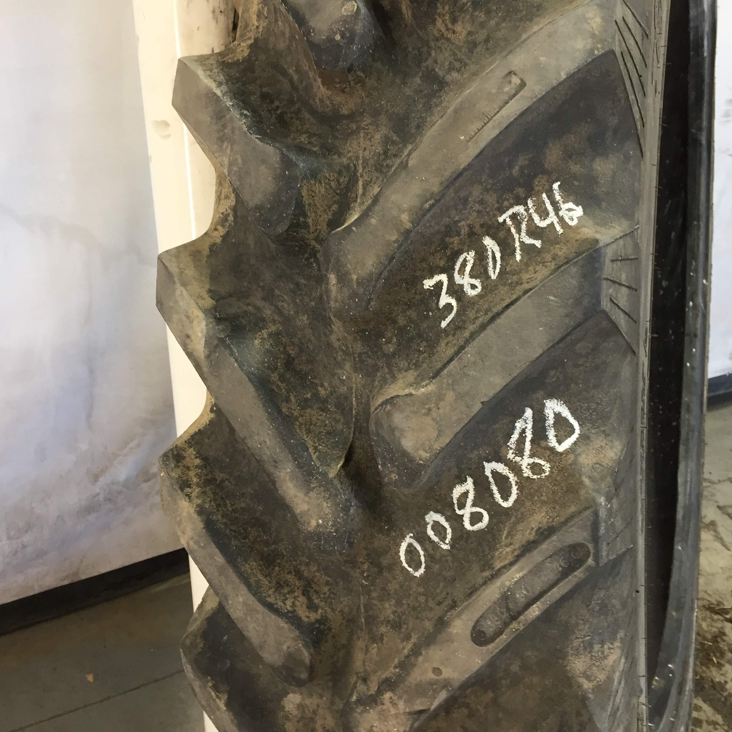 380/90R46 Titan Farm Hi Traction Lug Radial R-1 Tire 008080