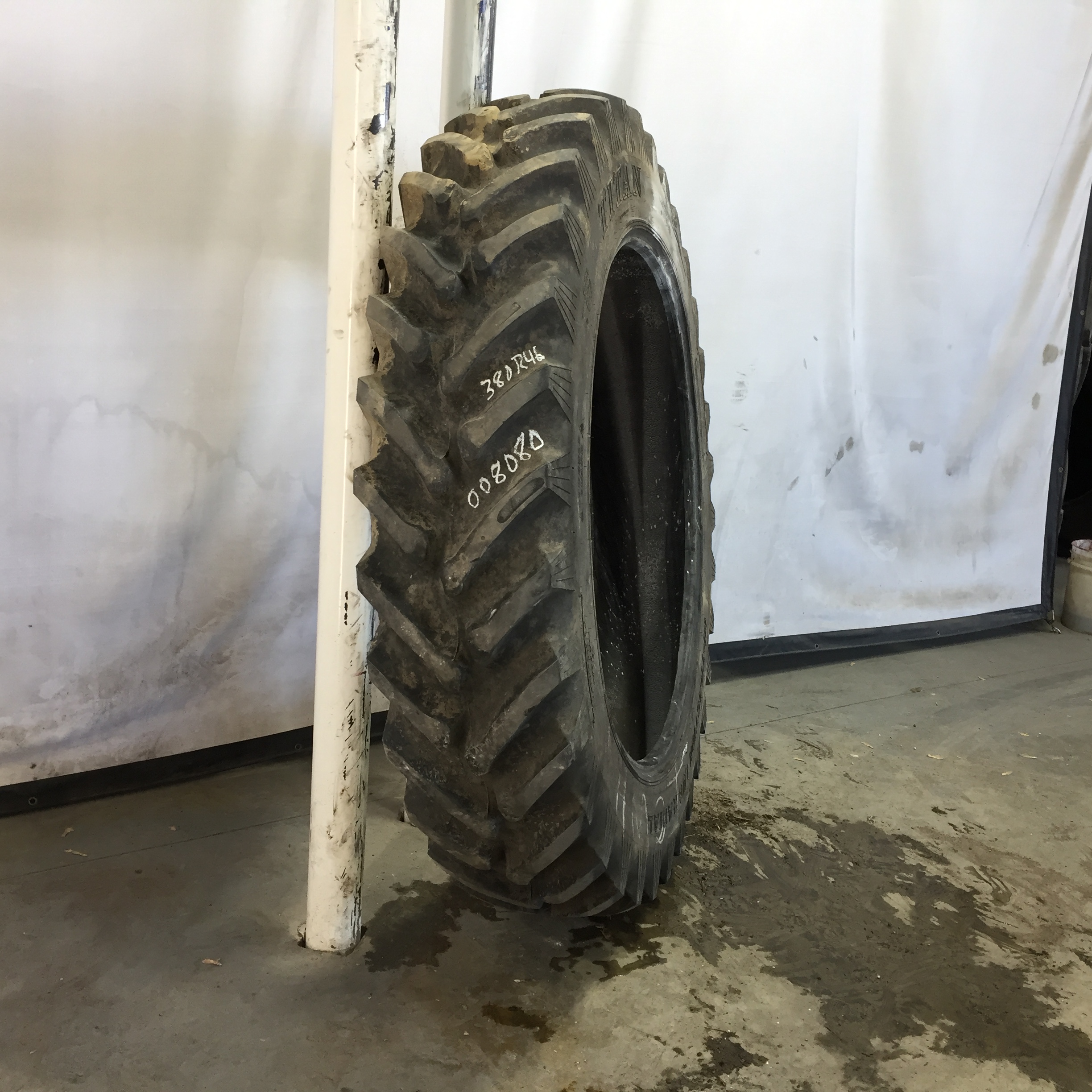 380/90R46 Titan Farm Hi Traction Lug Radial R-1 Tire 008080