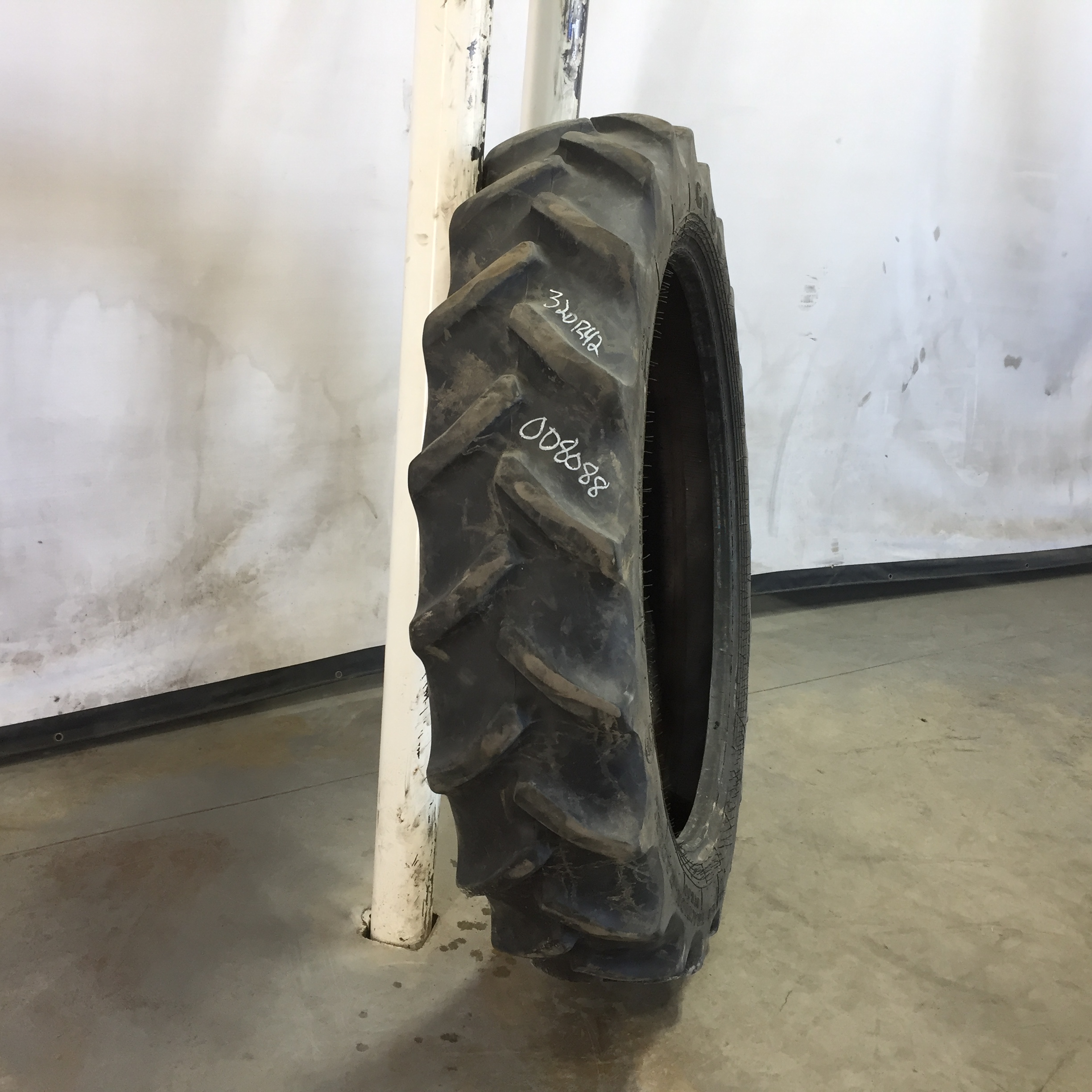 320/80R42 Goodyear Farm DT800 Super Traction R-1W Tire 008088