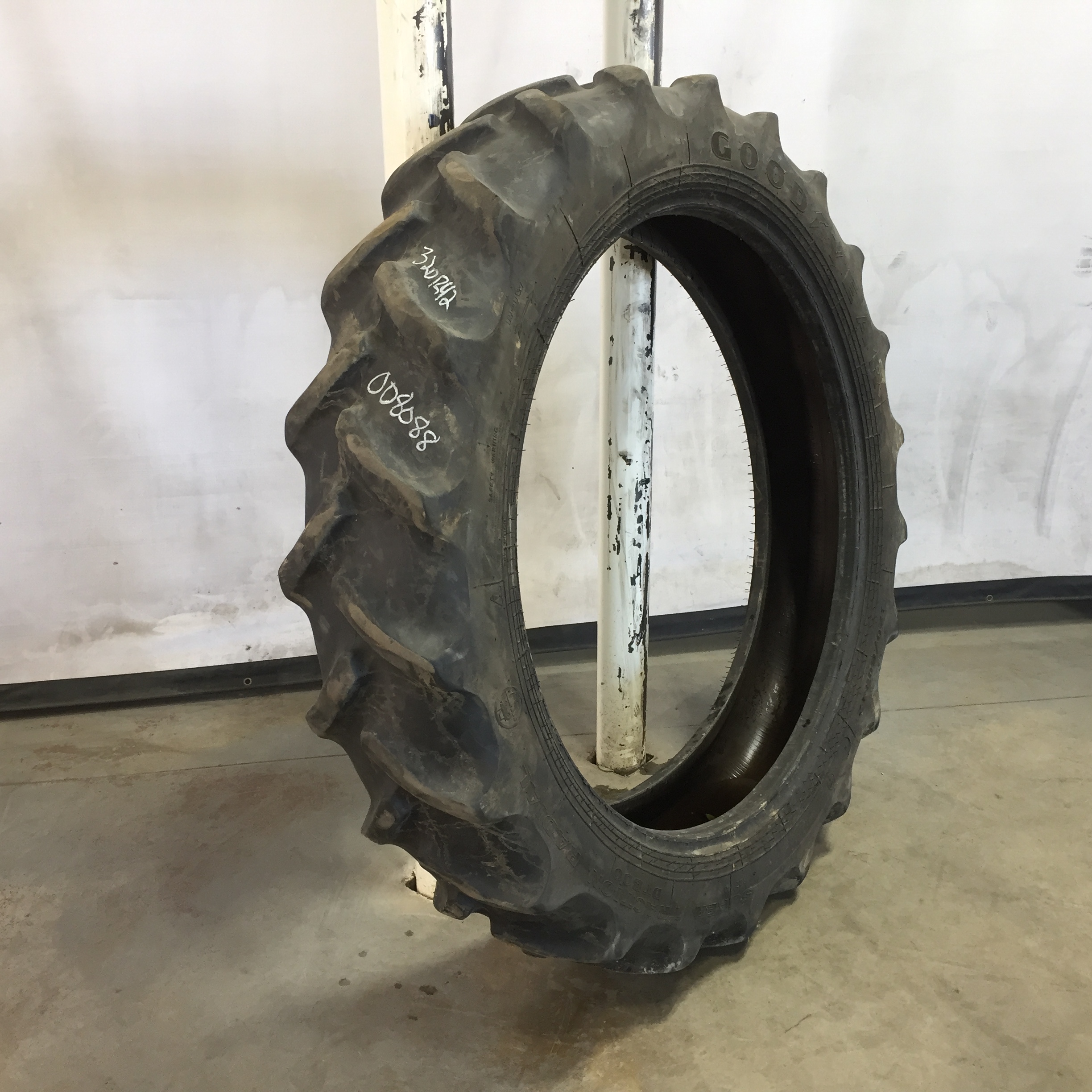 320/80R42 Goodyear Farm DT800 Super Traction R-1W Tire 008088