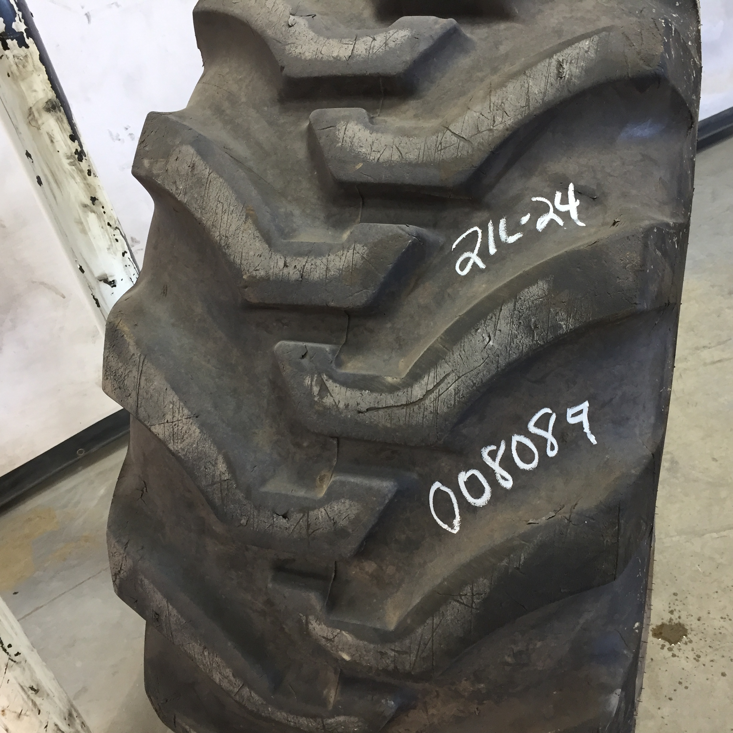 21/L-24 Firestone All Traction Utility R-4 Tire 008089