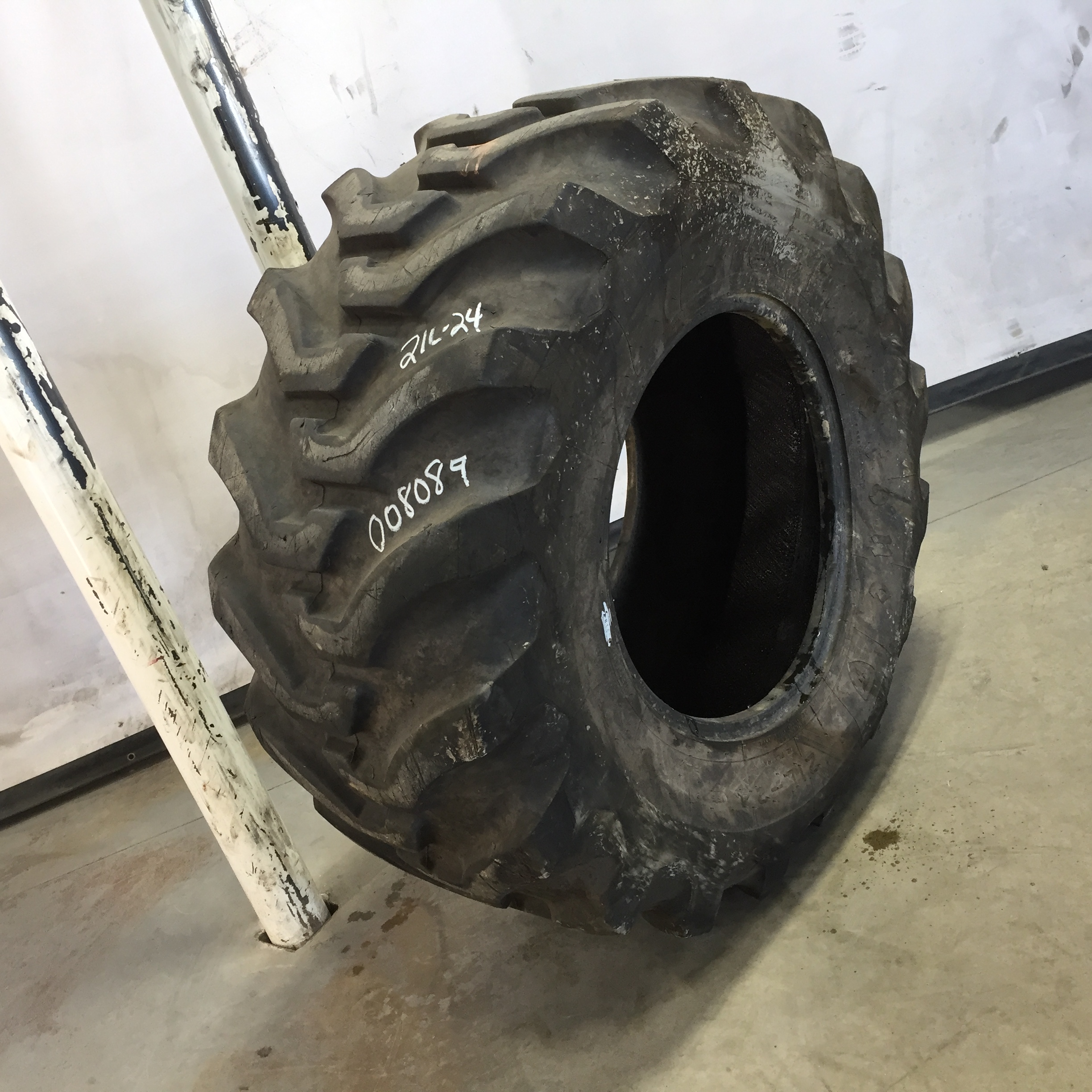 21/L-24 Firestone All Traction Utility R-4 Tire 008089