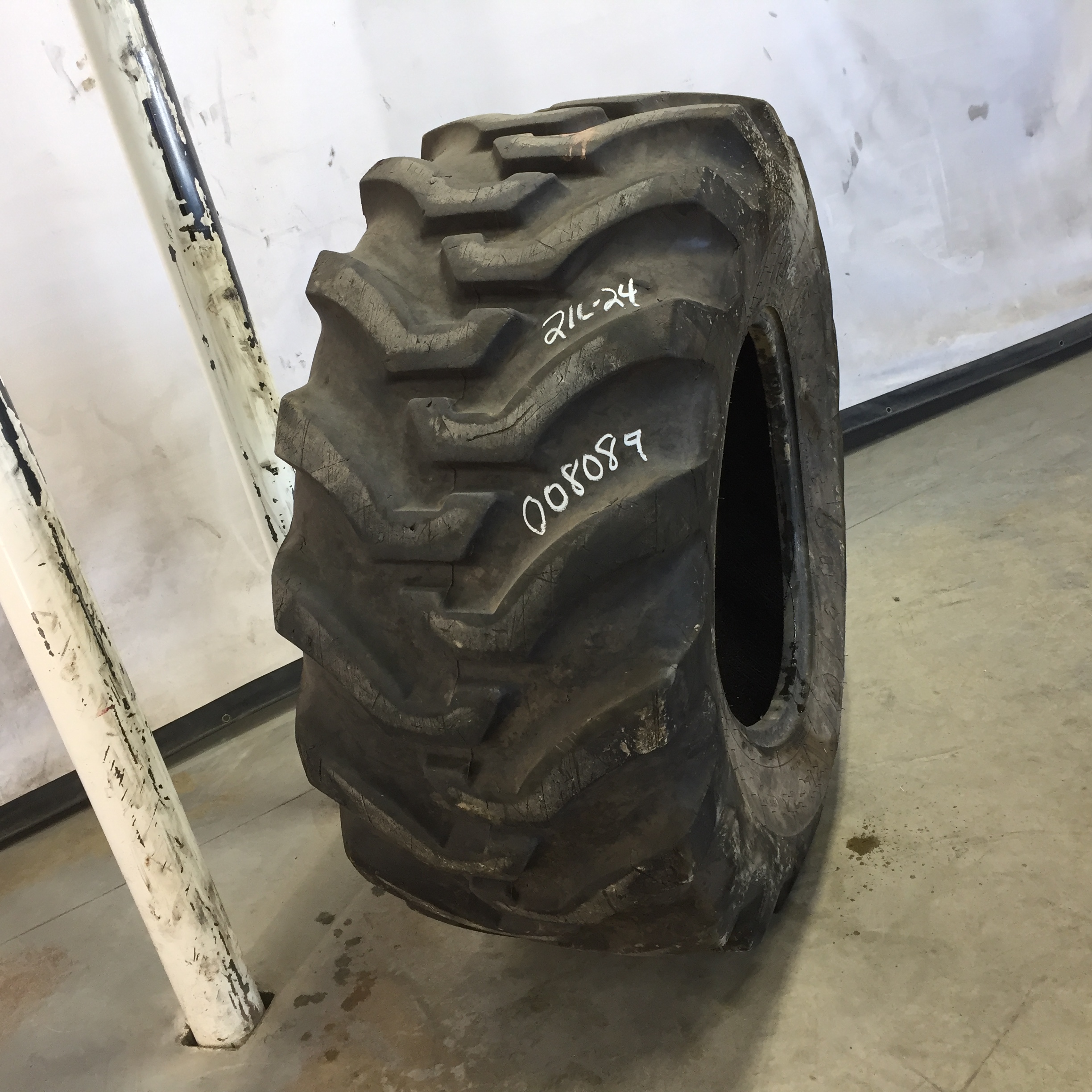 21/L-24 Firestone All Traction Utility R-4 Tire 008089