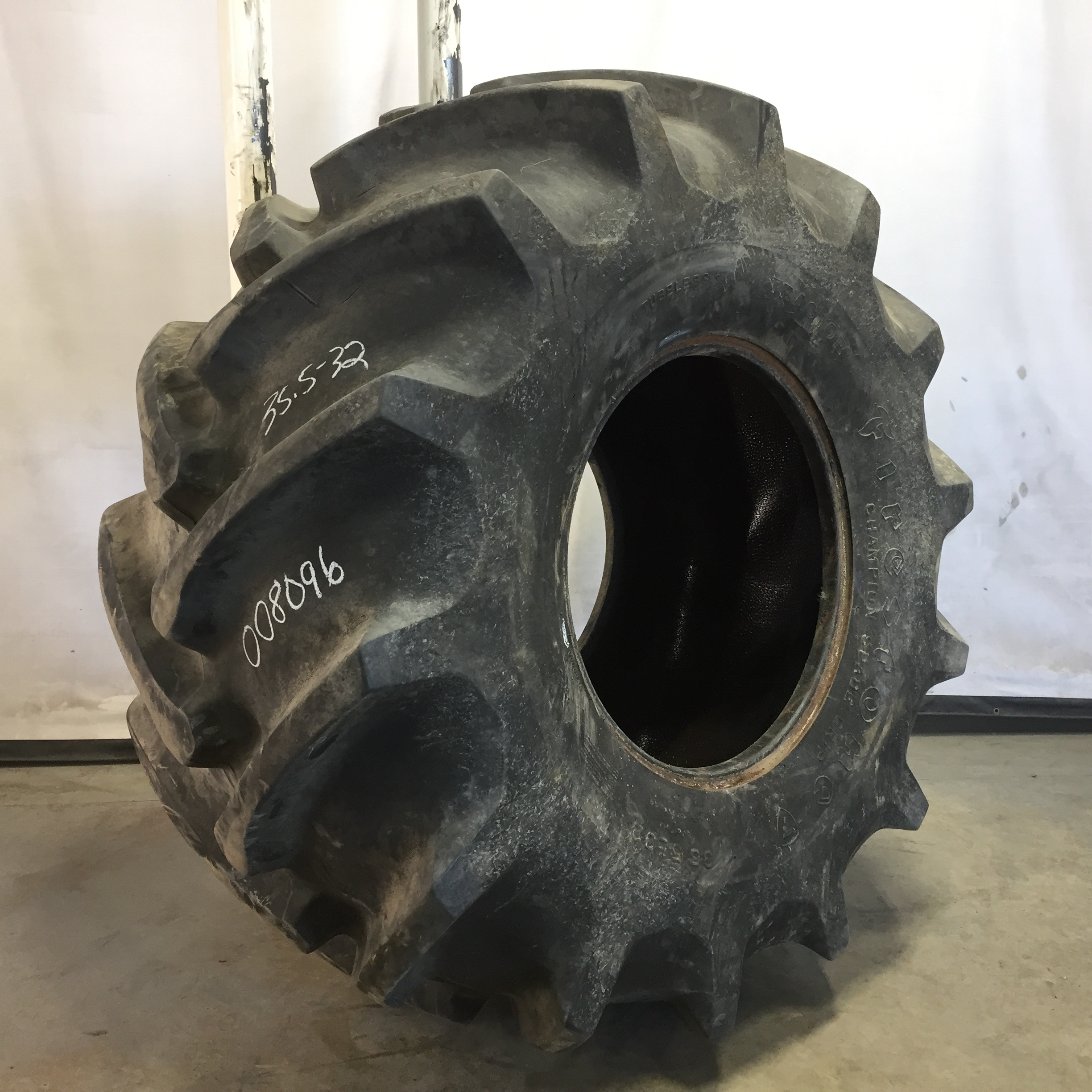 35.5/L-32 Firestone Champion Spade Grip R-2 Tire 008096