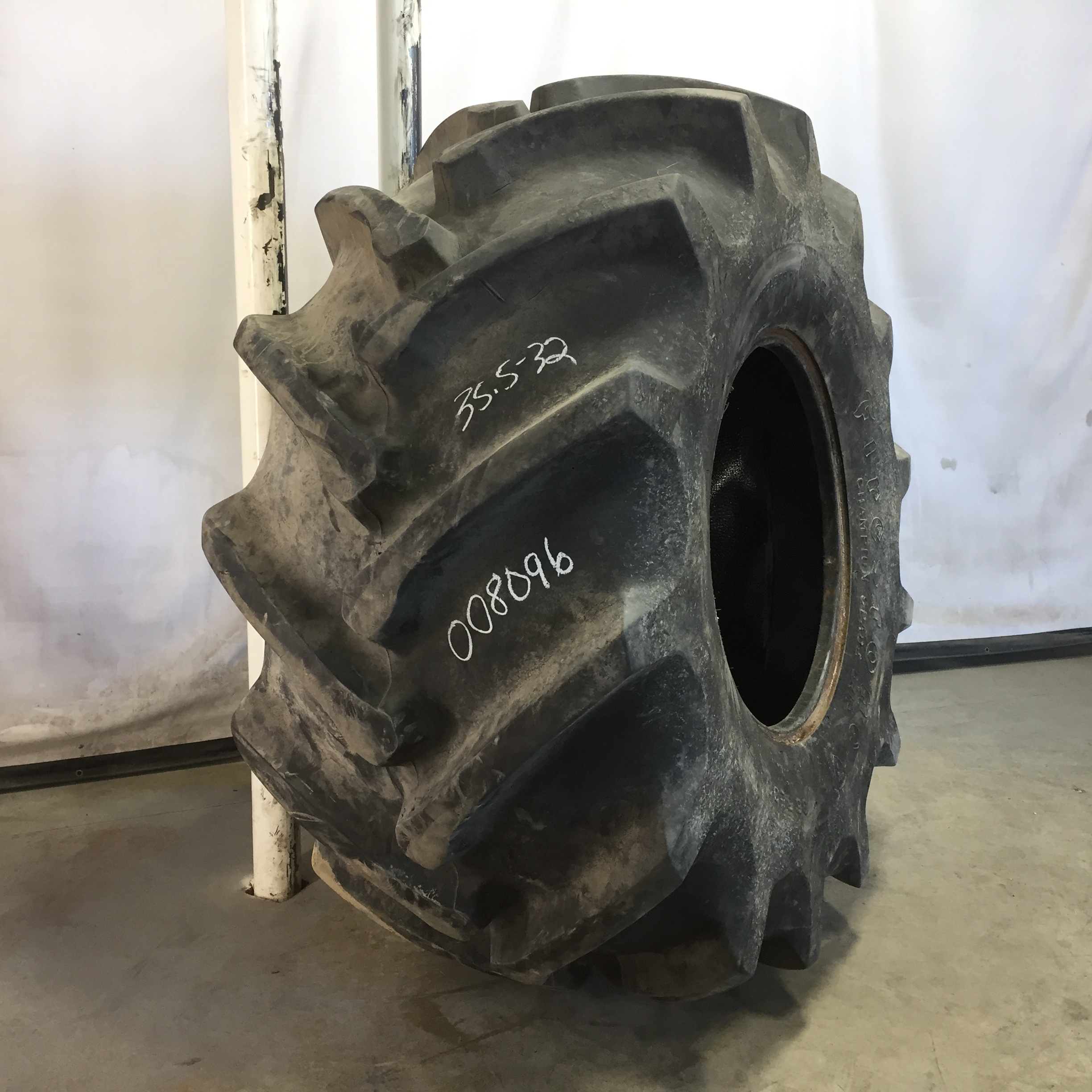 35.5/L-32 Firestone Champion Spade Grip R-2 Tire 008096