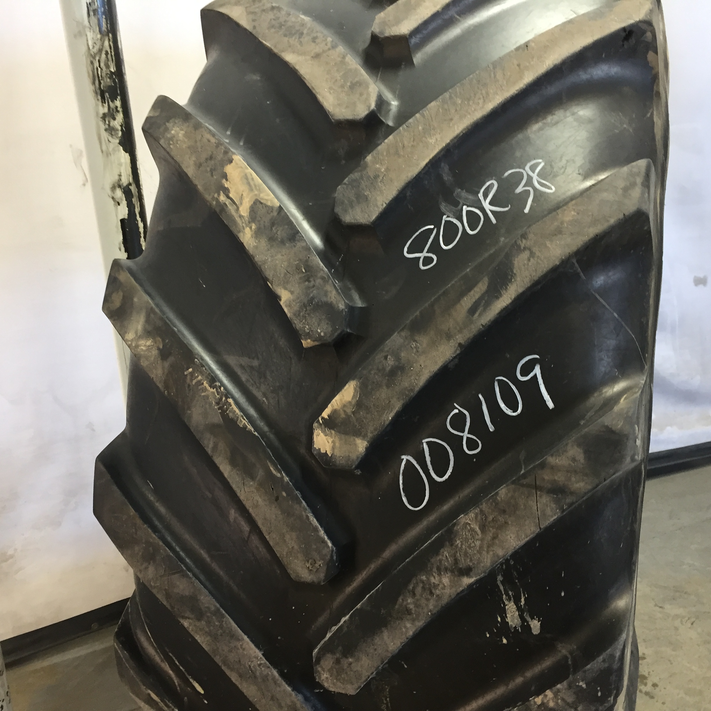 800/70R38 Michelin Axiobib R-1W Tire 008109