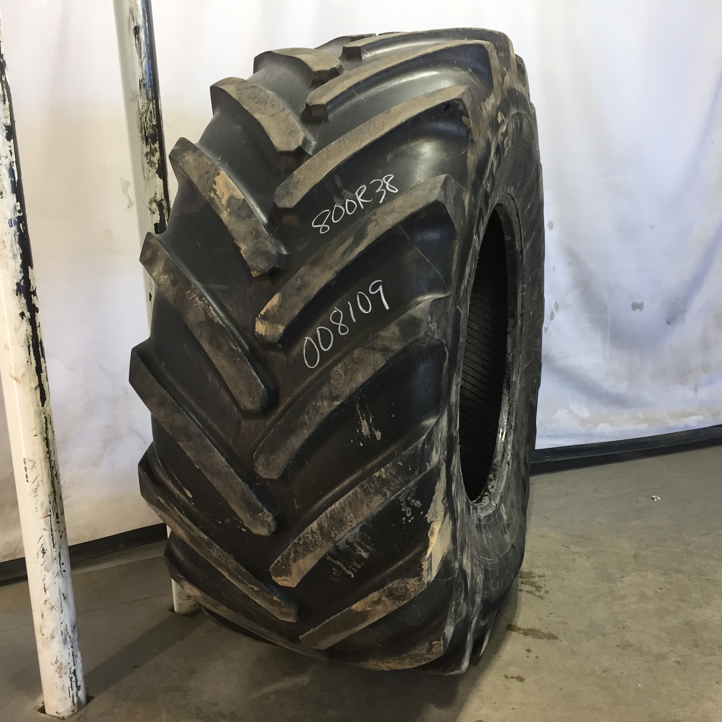 800/70R38 Michelin Axiobib R-1W Tire 008109