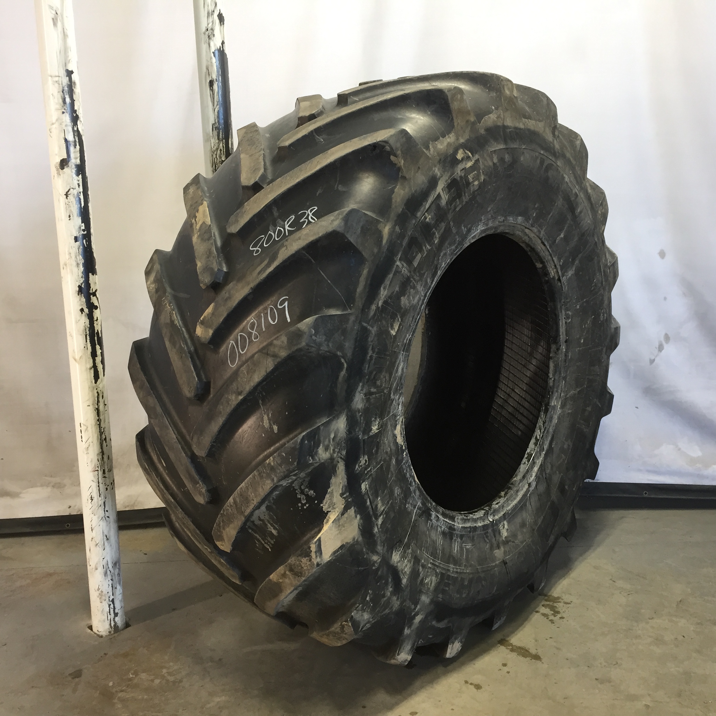800/70R38 Michelin Axiobib R-1W Tire 008109