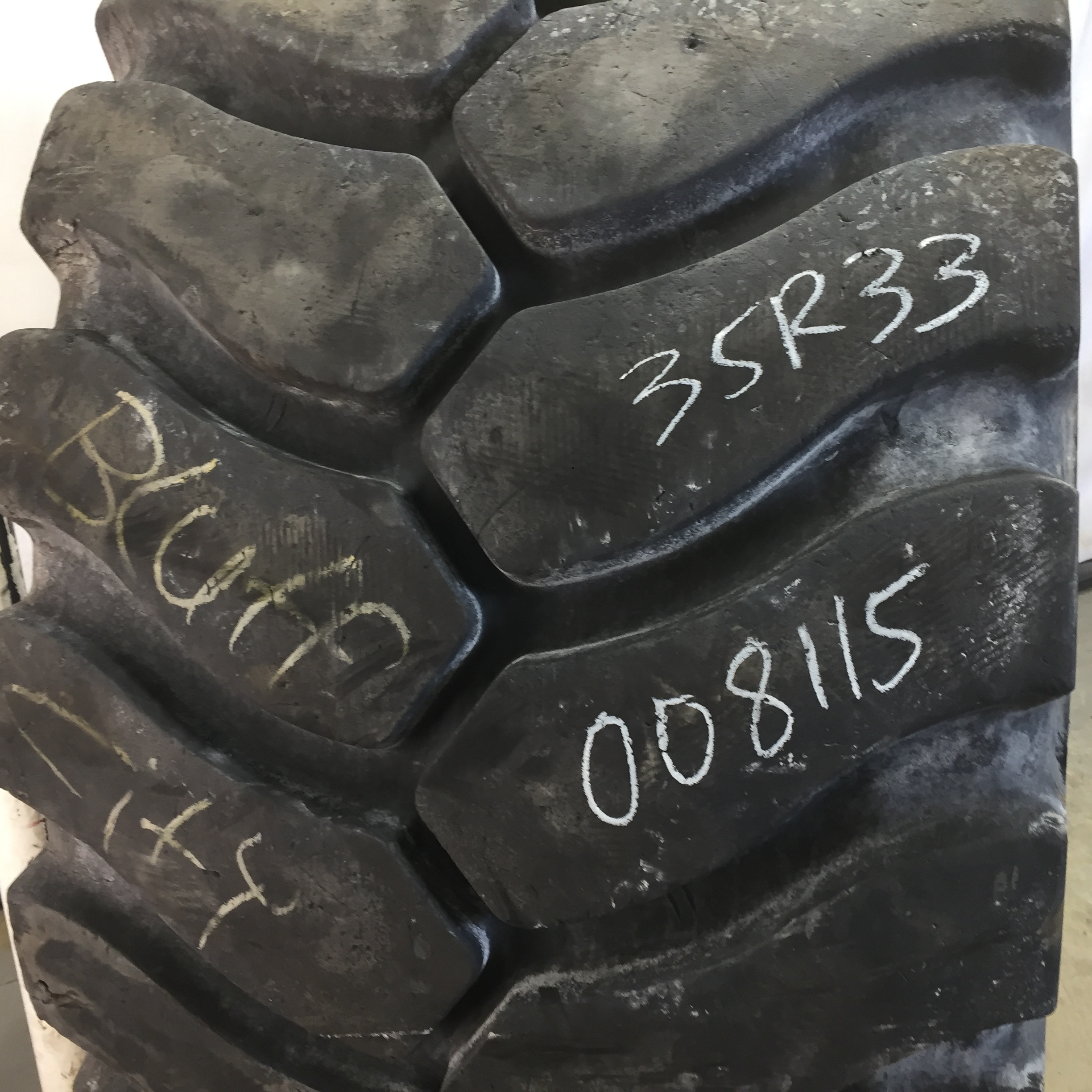 35/65R33 Michelin XLDD2 L-5 Tire 008115