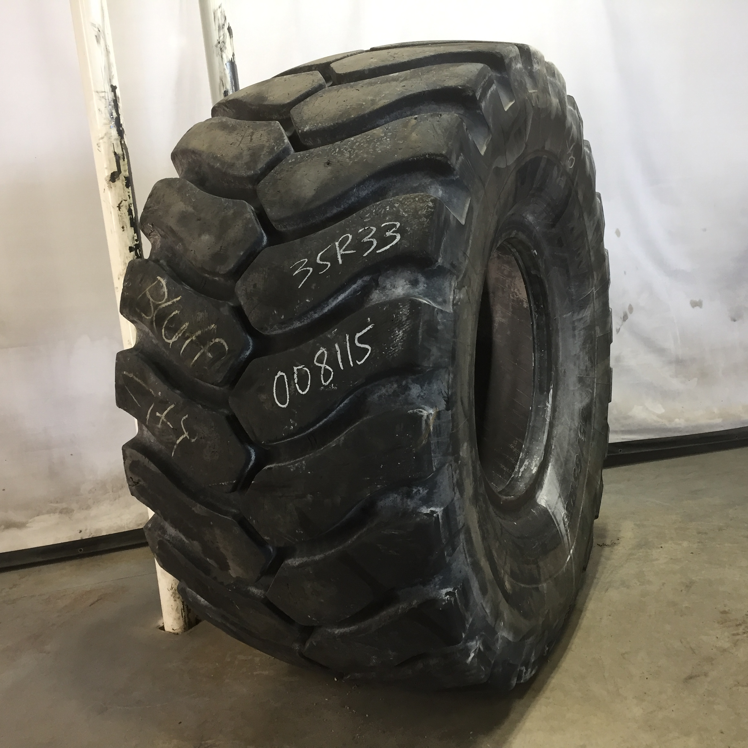 35/65R33 Michelin XLDD2 L-5 Tire 008115