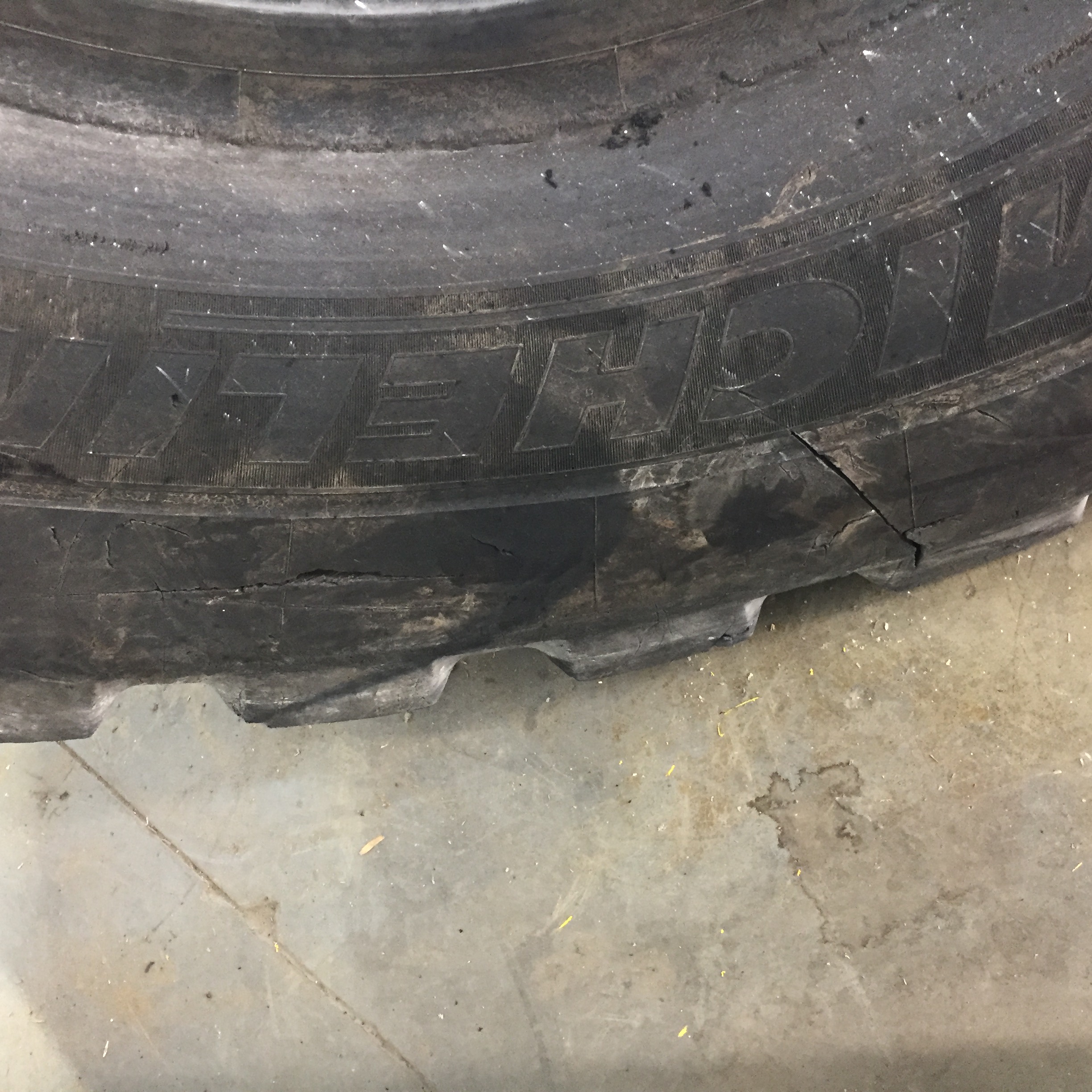 35/65R33 Michelin XLDD2 L-5 Tire 008115