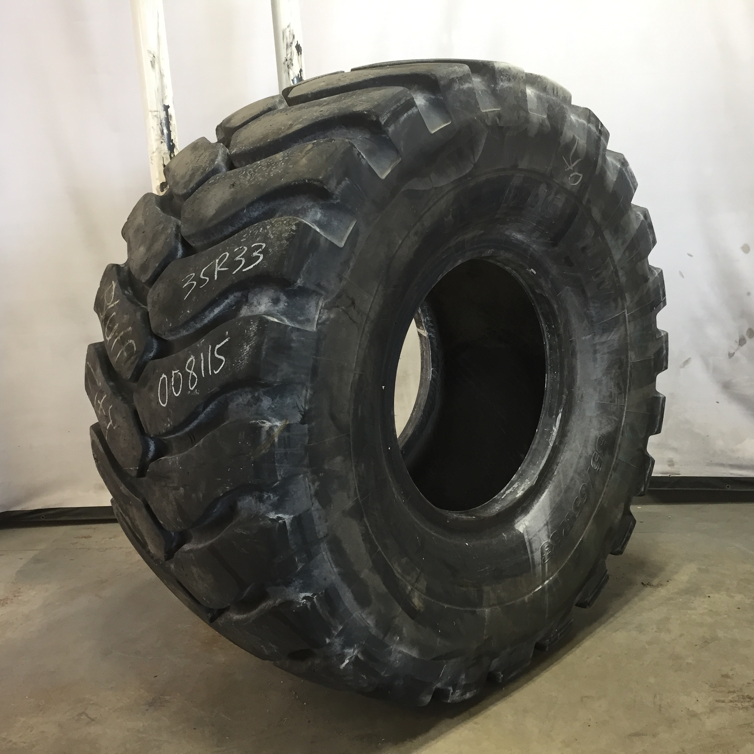 35/65R33 Michelin XLDD2 L-5 Tire 008115