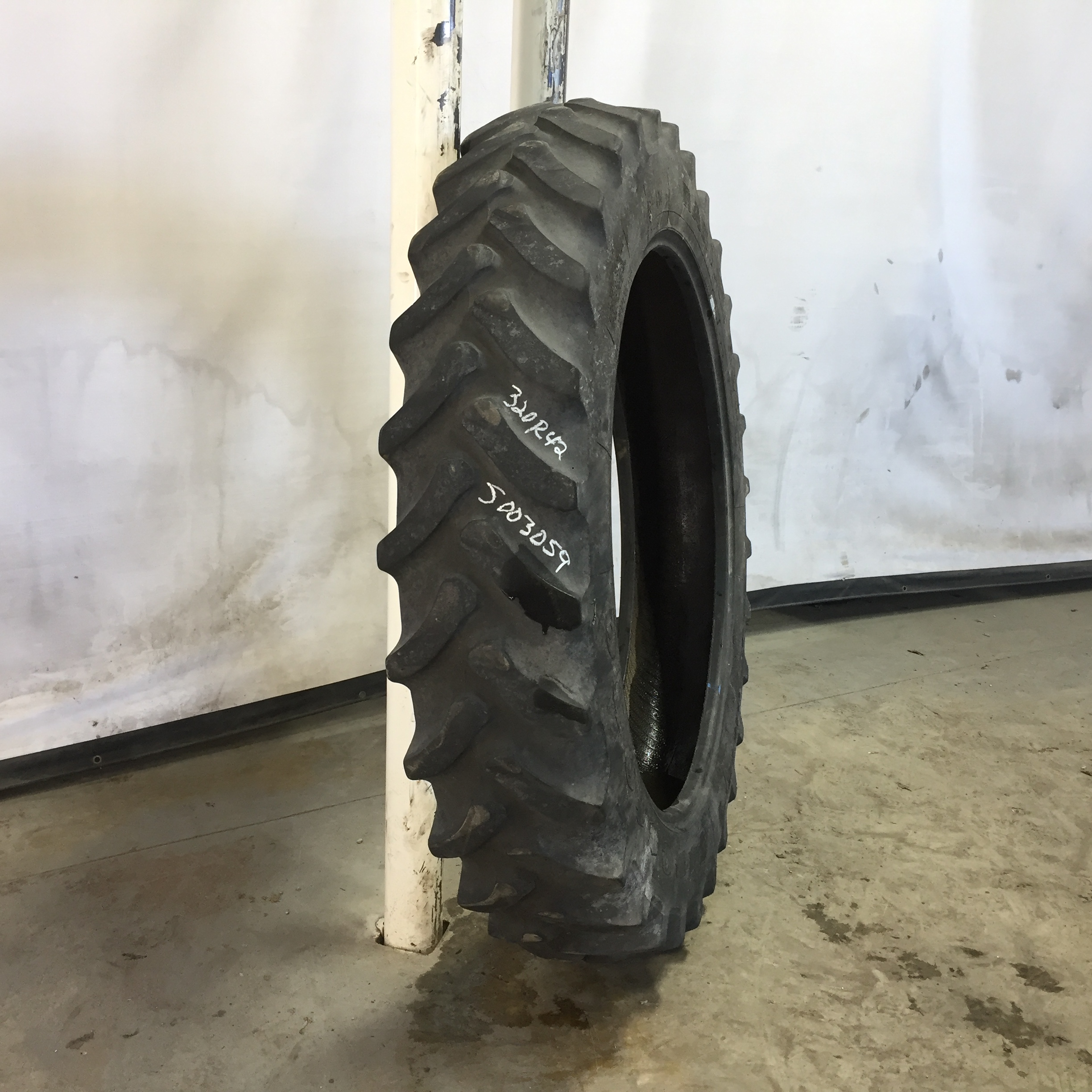 320/90R42 Firestone Radial 9000 R-1W Tire S003059