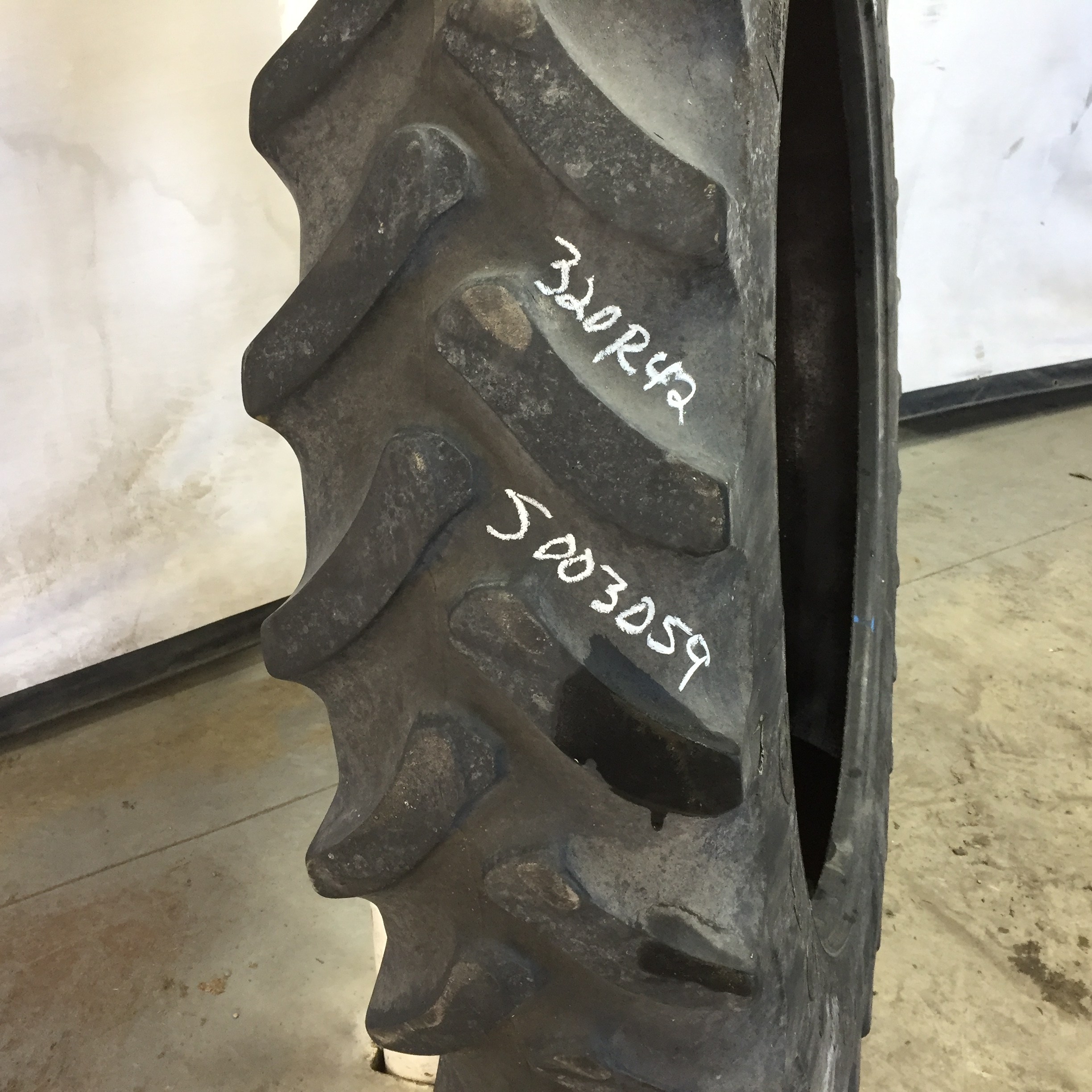 320/90R42 Firestone Radial 9000 R-1W Tire S003059