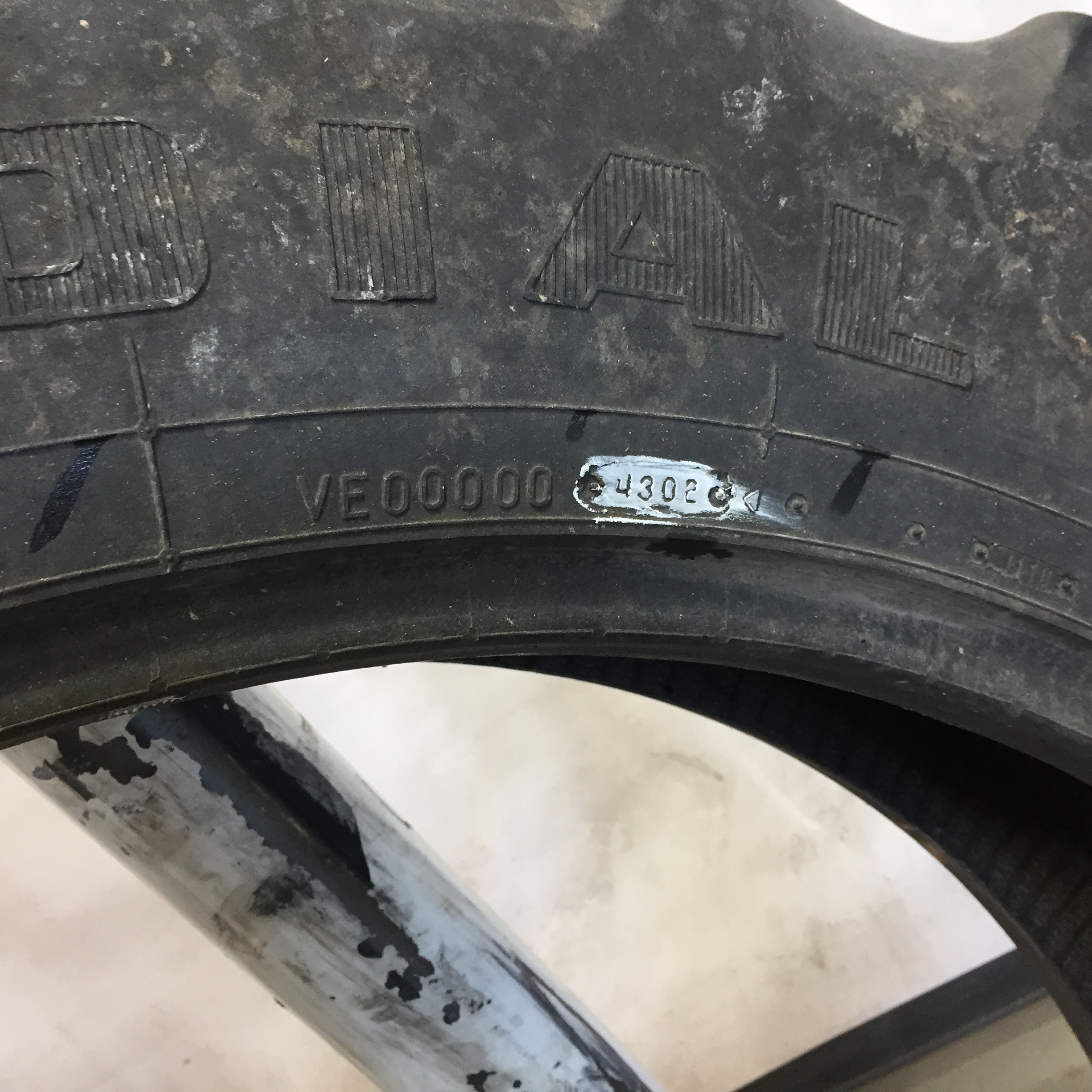 320/90R42 Firestone Radial 9000 R-1W Tire S003059