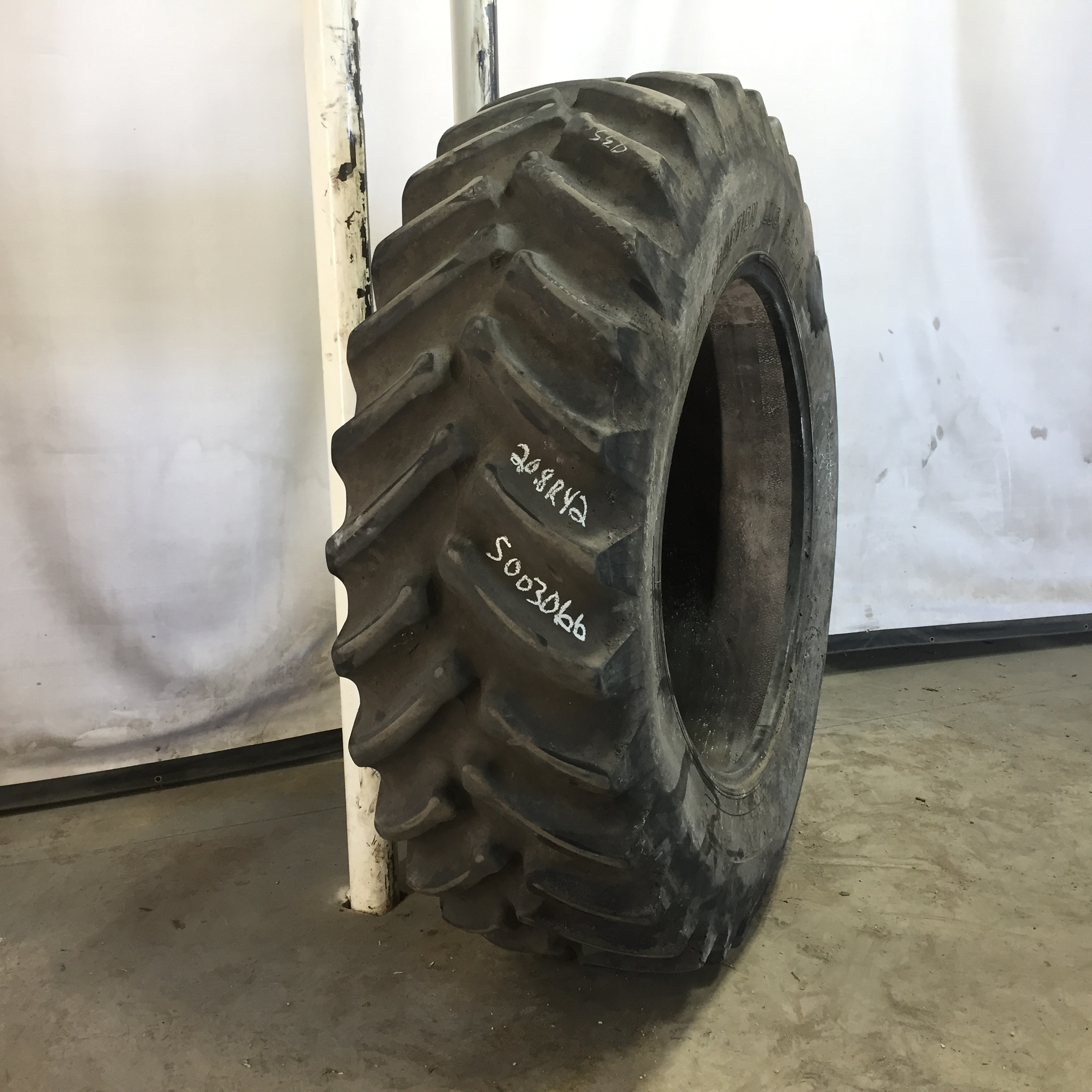20.8/R42 Titan Farm Hi Traction Lug Radial R-1 Tire S003066