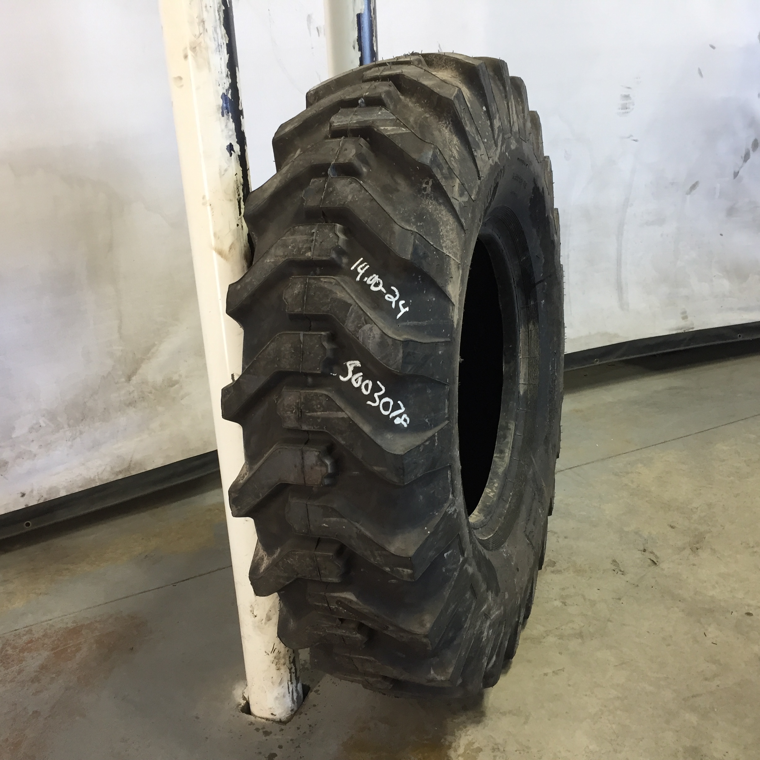 14.00/-24 Miscellaneous Unknown R-4 Tire S003078