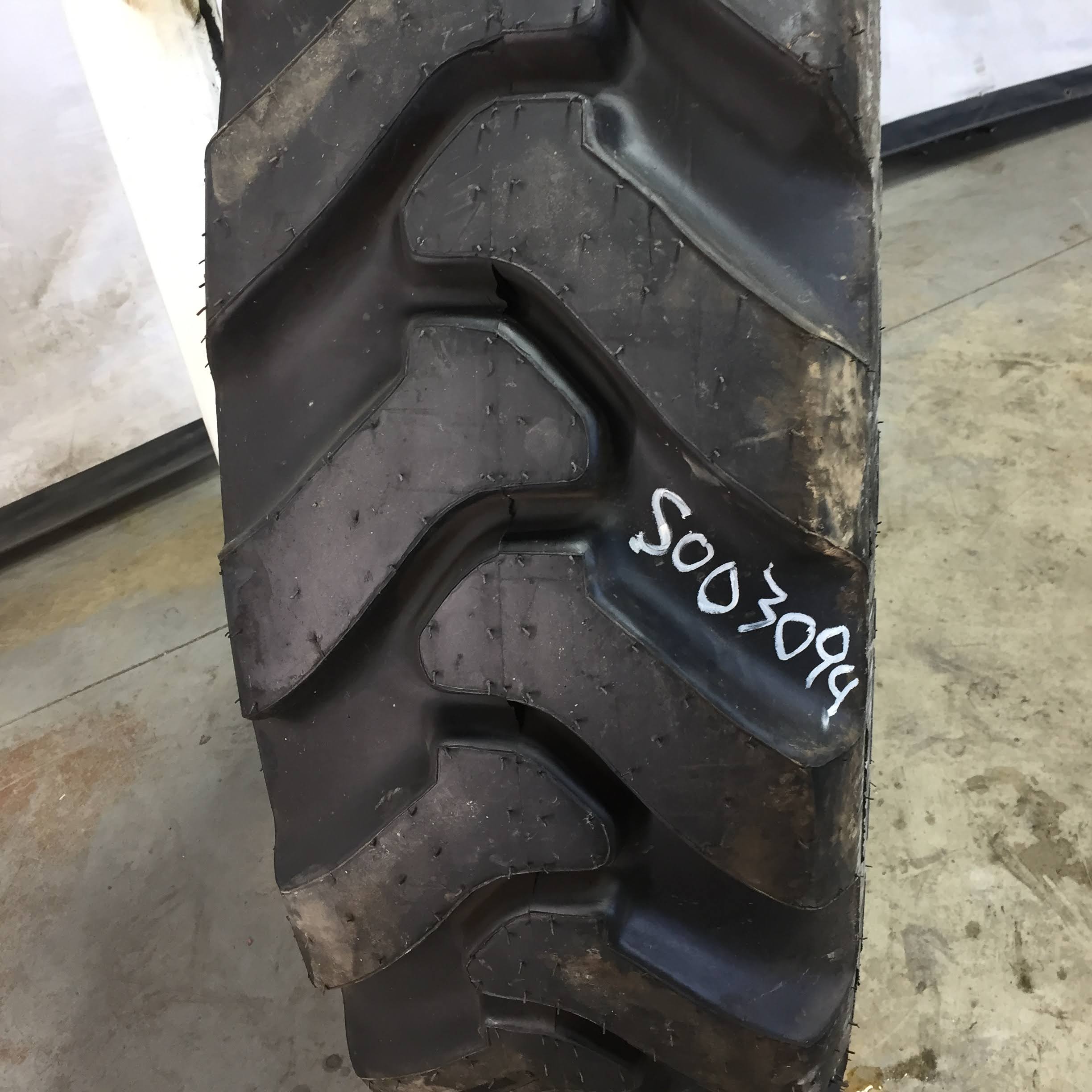 330/-851 Titan Farm Grizz LSWG8L Tire S003094