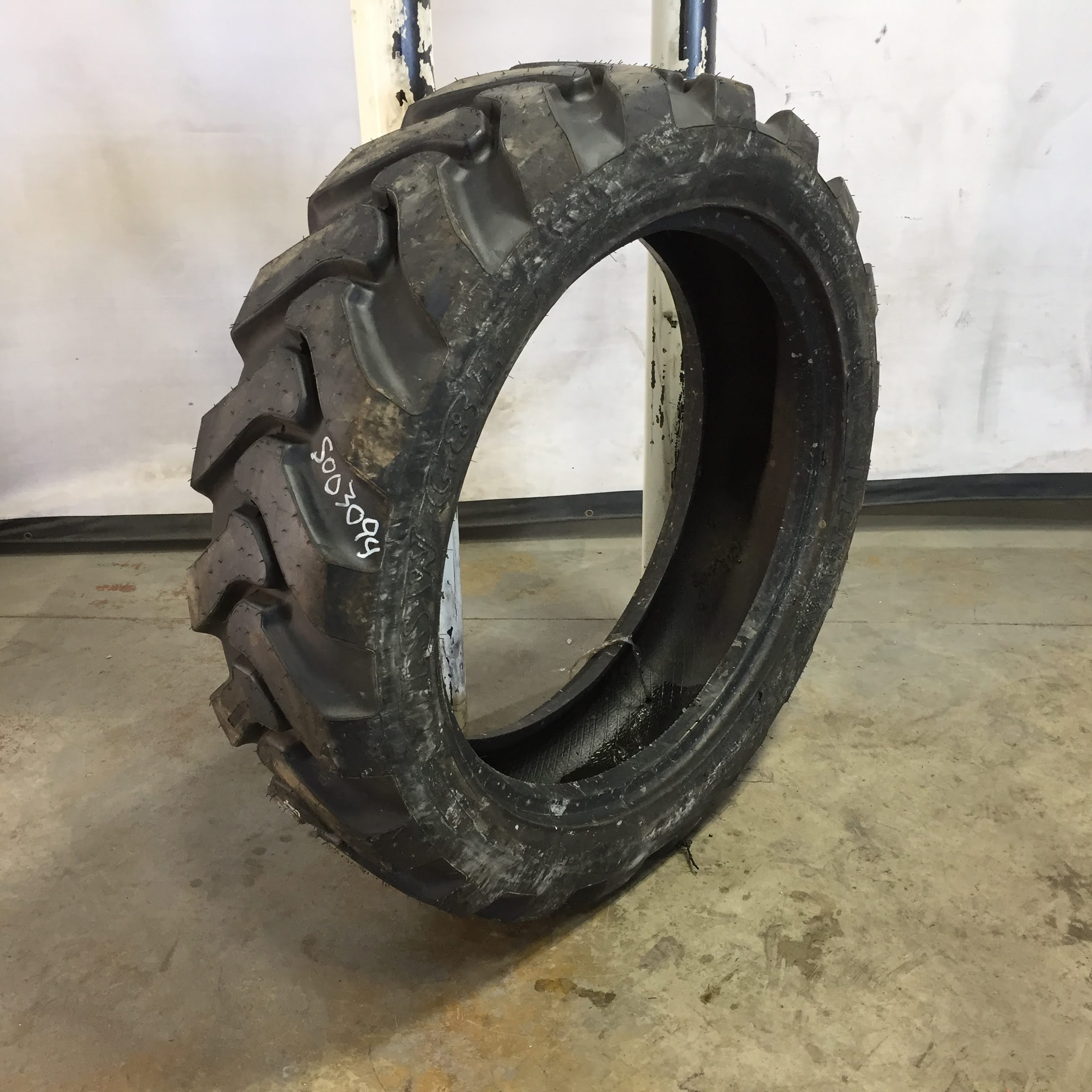 330/-851 Titan Farm Grizz LSWG8L Tire S003094